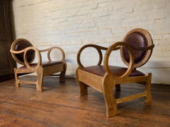 Una splendida coppia di sedie ungheresi in noce e pelle di Lajos Kozma 1884-1948