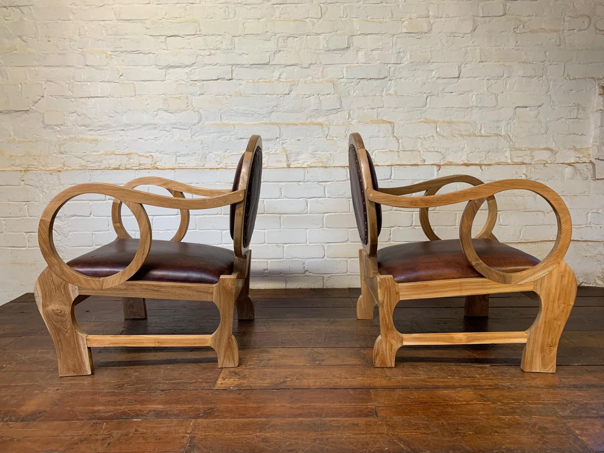 Impresionante pareja de sillas húngaras de nogal y cuero de Lajos Kozma 1884 -1948 Húngaro en venta