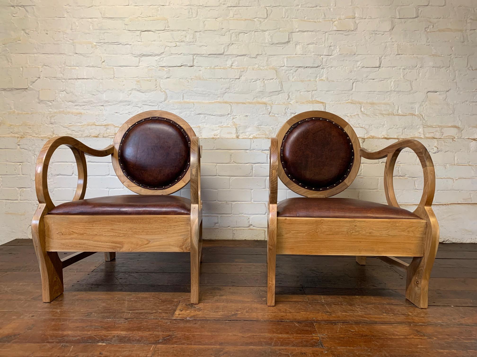 Impresionante pareja de sillas húngaras de nogal y cuero de Lajos Kozma 1884 -1948 en venta 1