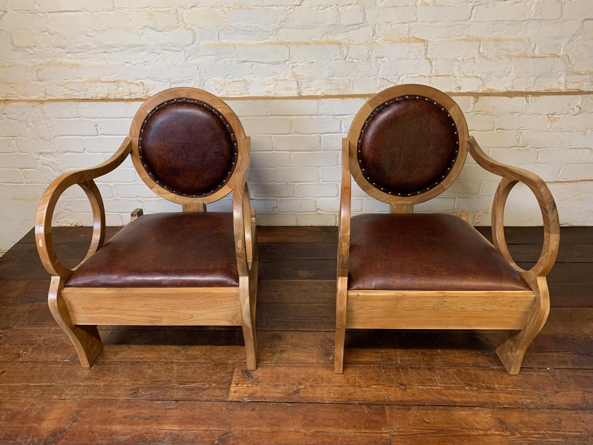 Impresionante pareja de sillas húngaras de nogal y cuero de Lajos Kozma 1884 -1948 en venta 2