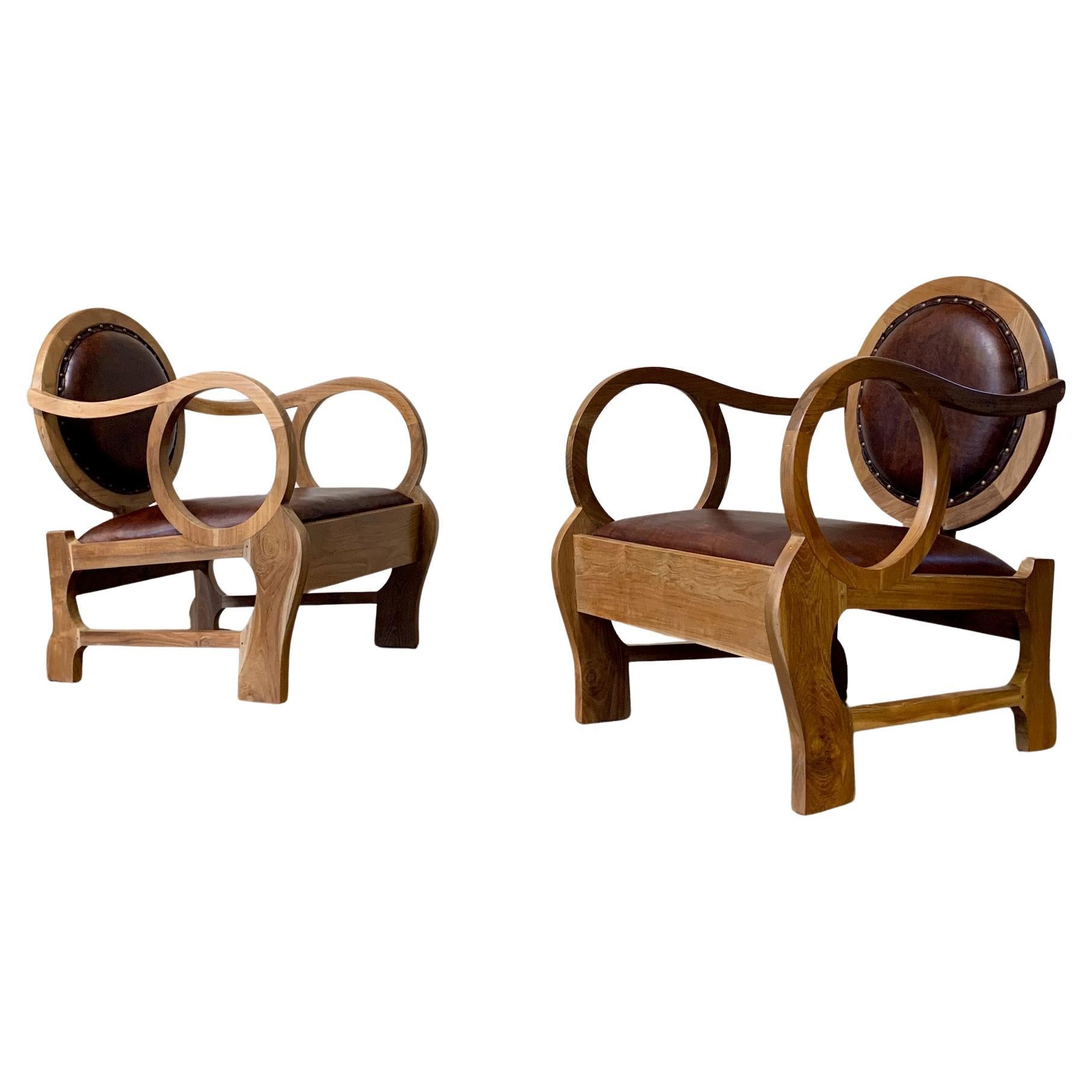 Impresionante pareja de sillas húngaras de nogal y cuero de Lajos Kozma 1884 -1948 en venta