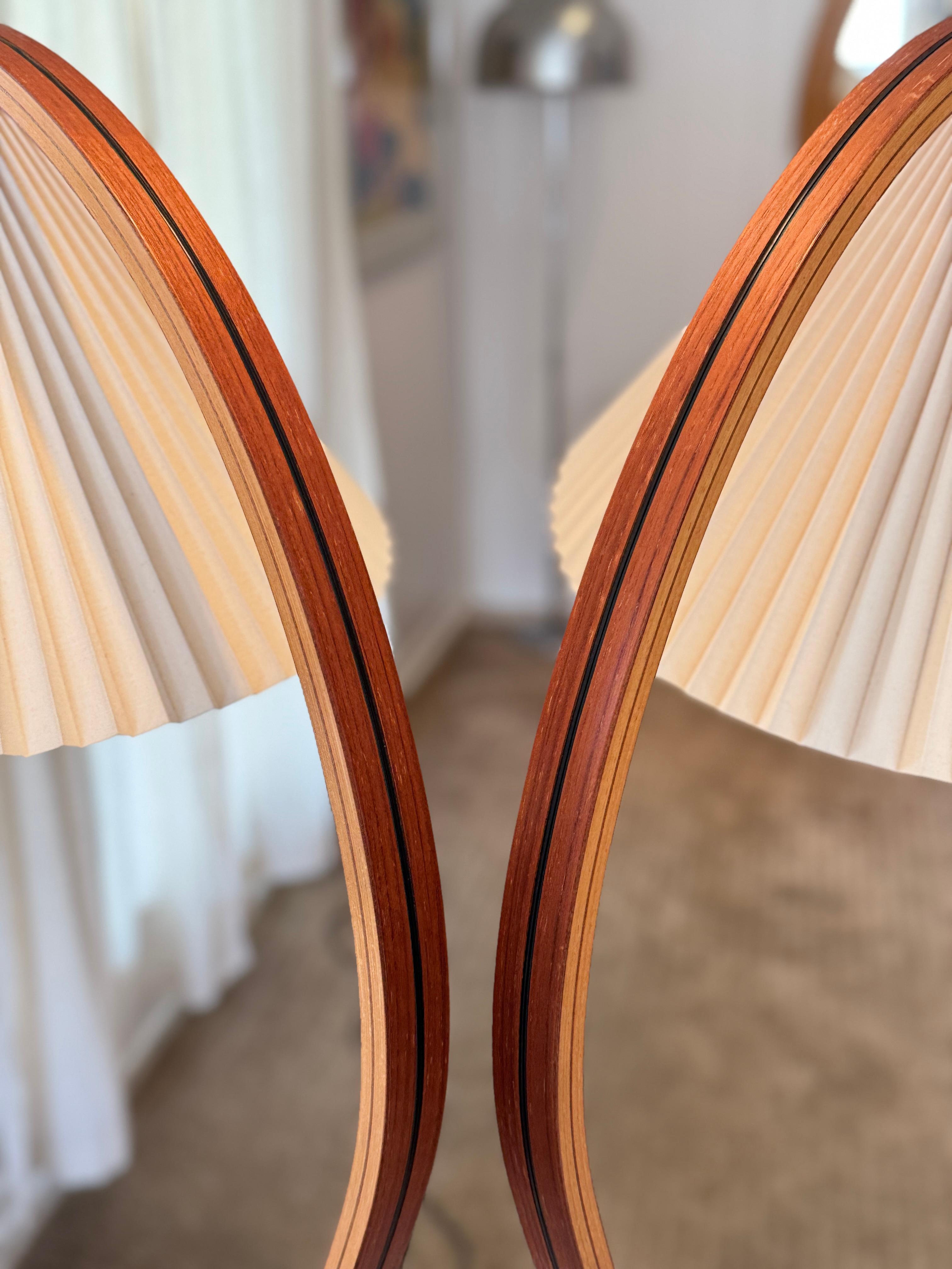 Una splendida coppia di lampade vintage in legno curvato Caprani, circa anni '70 in vendita 3
