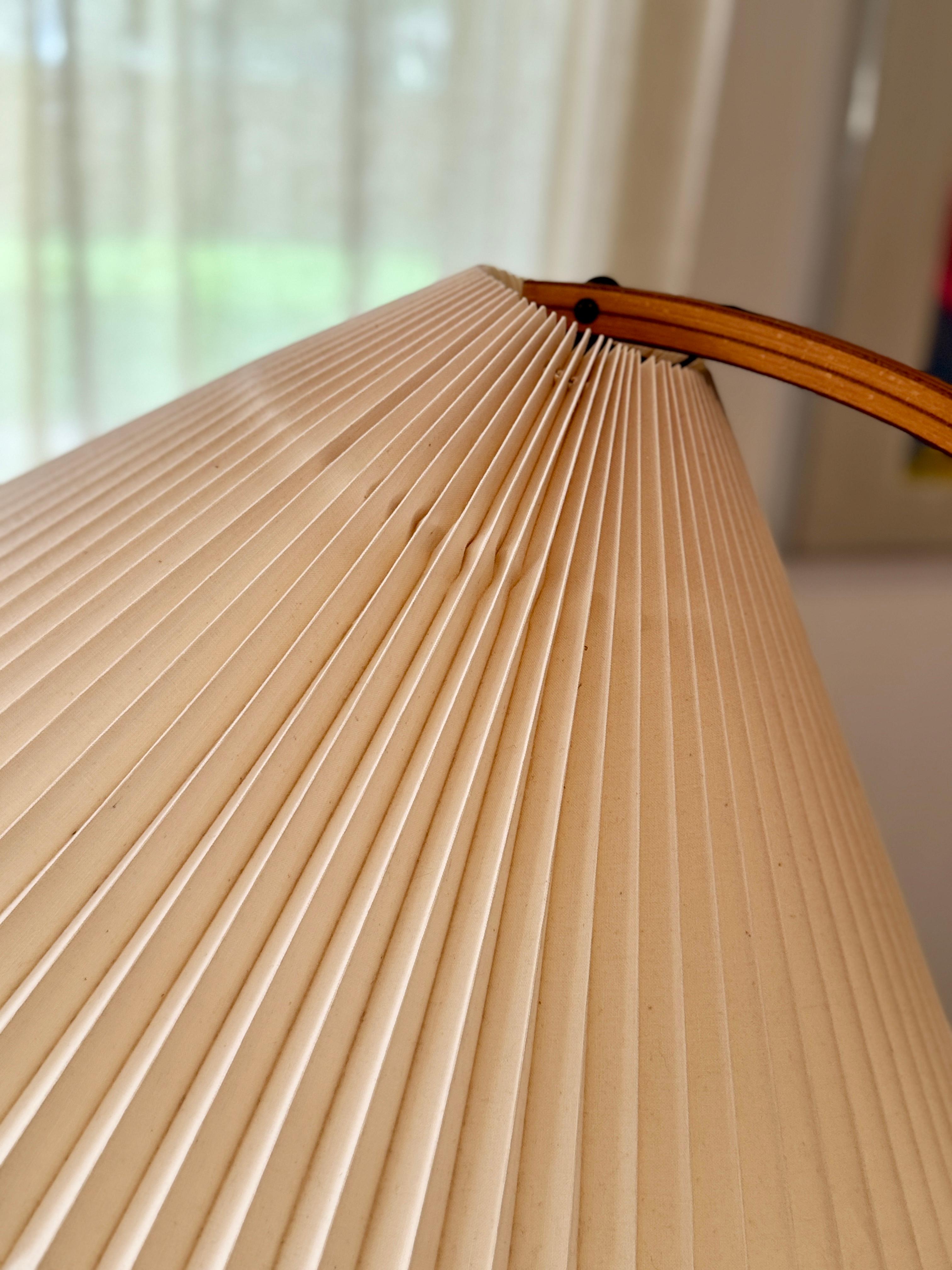 Una splendida coppia di lampade vintage in legno curvato Caprani, circa anni '70 in vendita 4