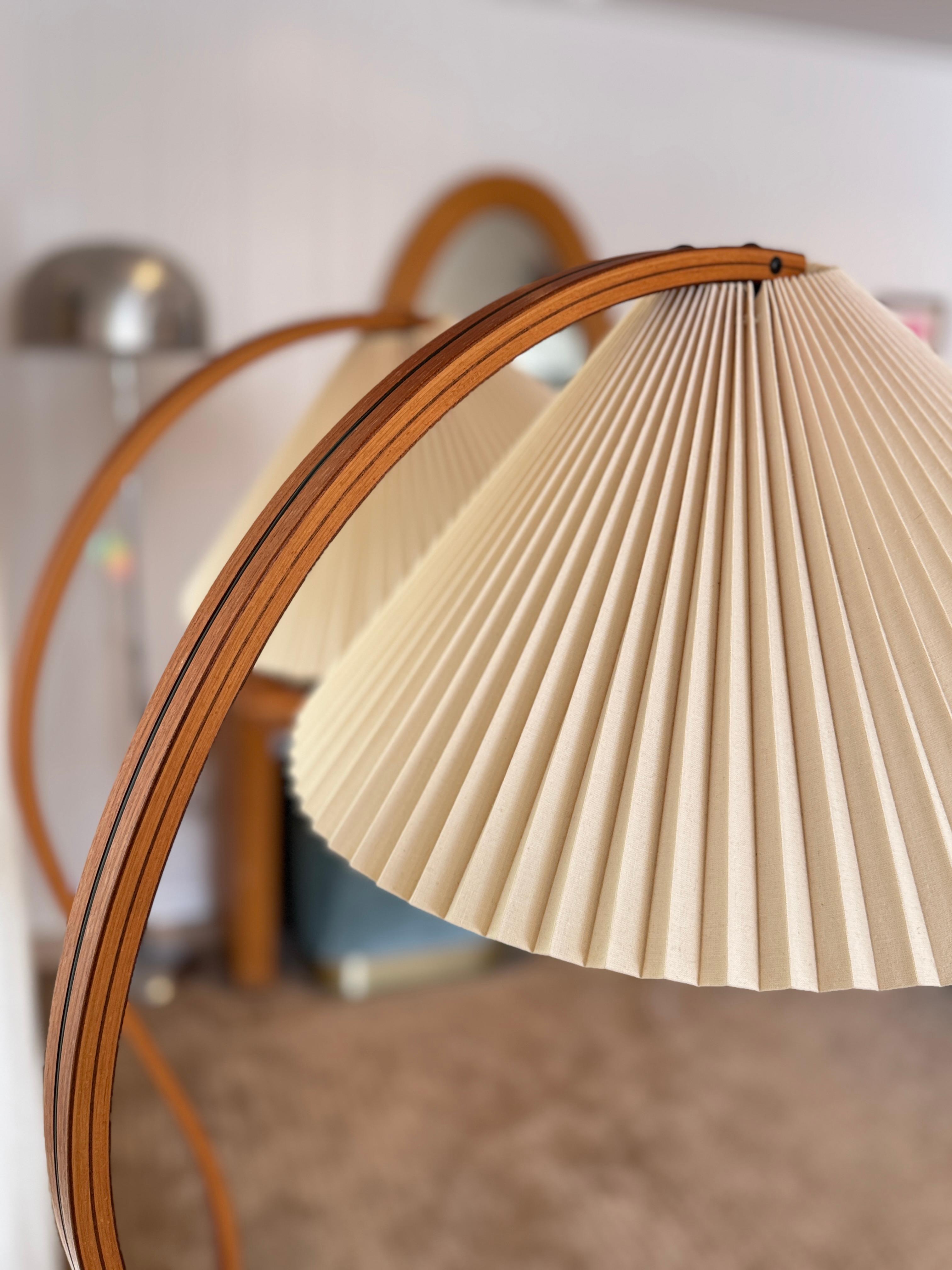 Una splendida coppia di lampade vintage in legno curvato Caprani, circa anni '70 in vendita 6