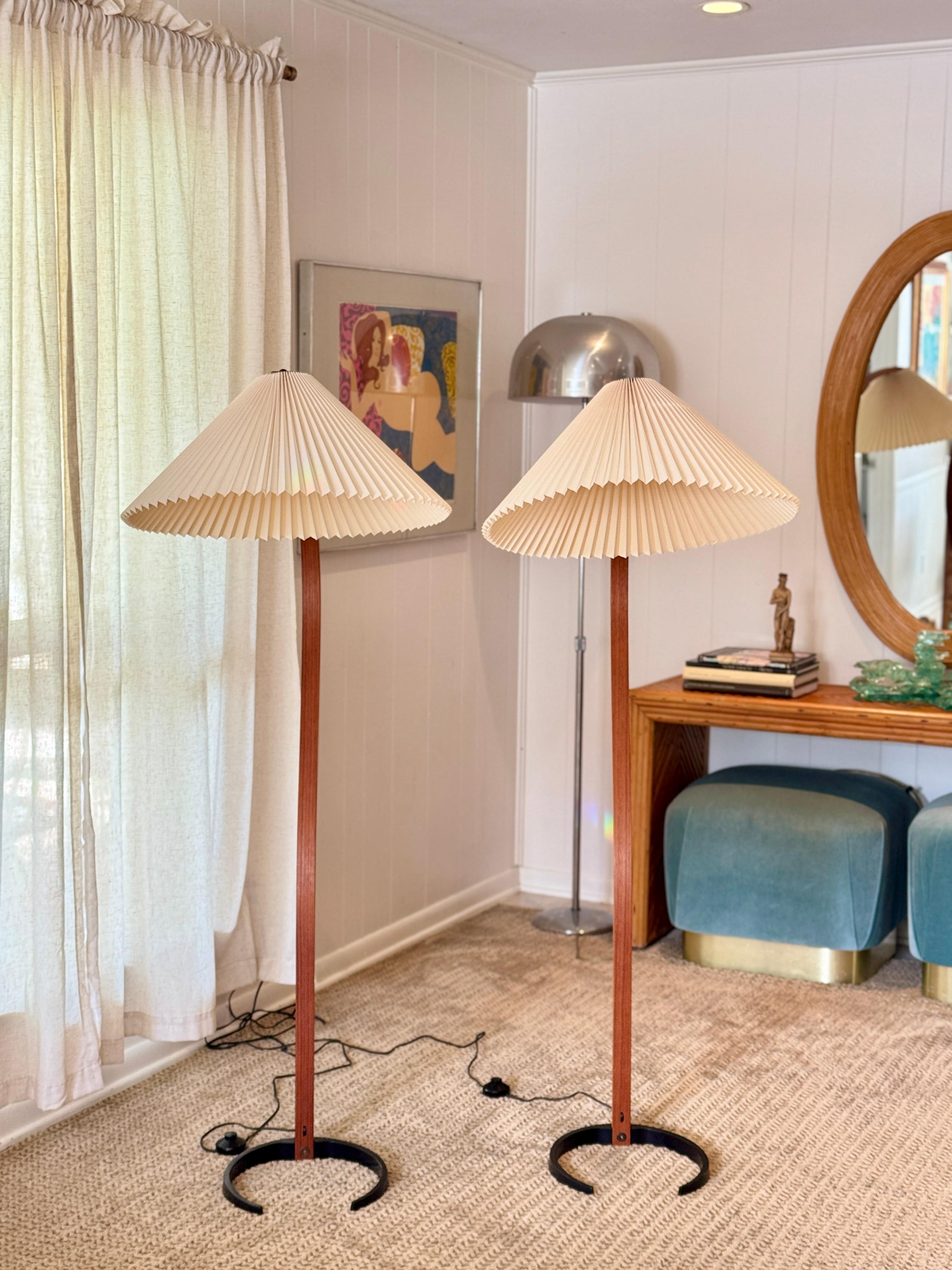 Una splendida coppia di lampade vintage in legno curvato Caprani, circa anni '70 in vendita 7