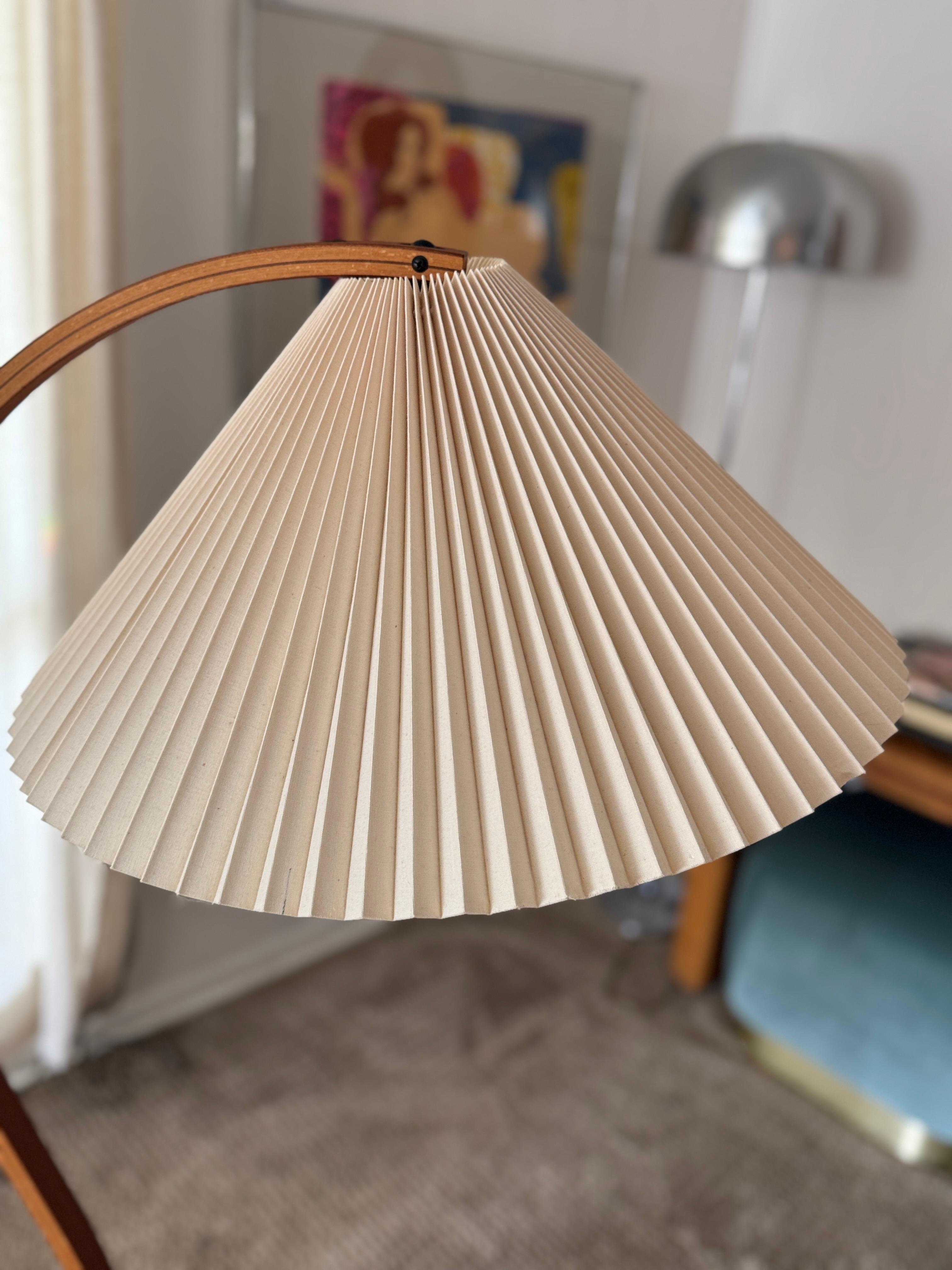 Una splendida coppia di lampade vintage in legno curvato Caprani, circa anni '70 in vendita 10