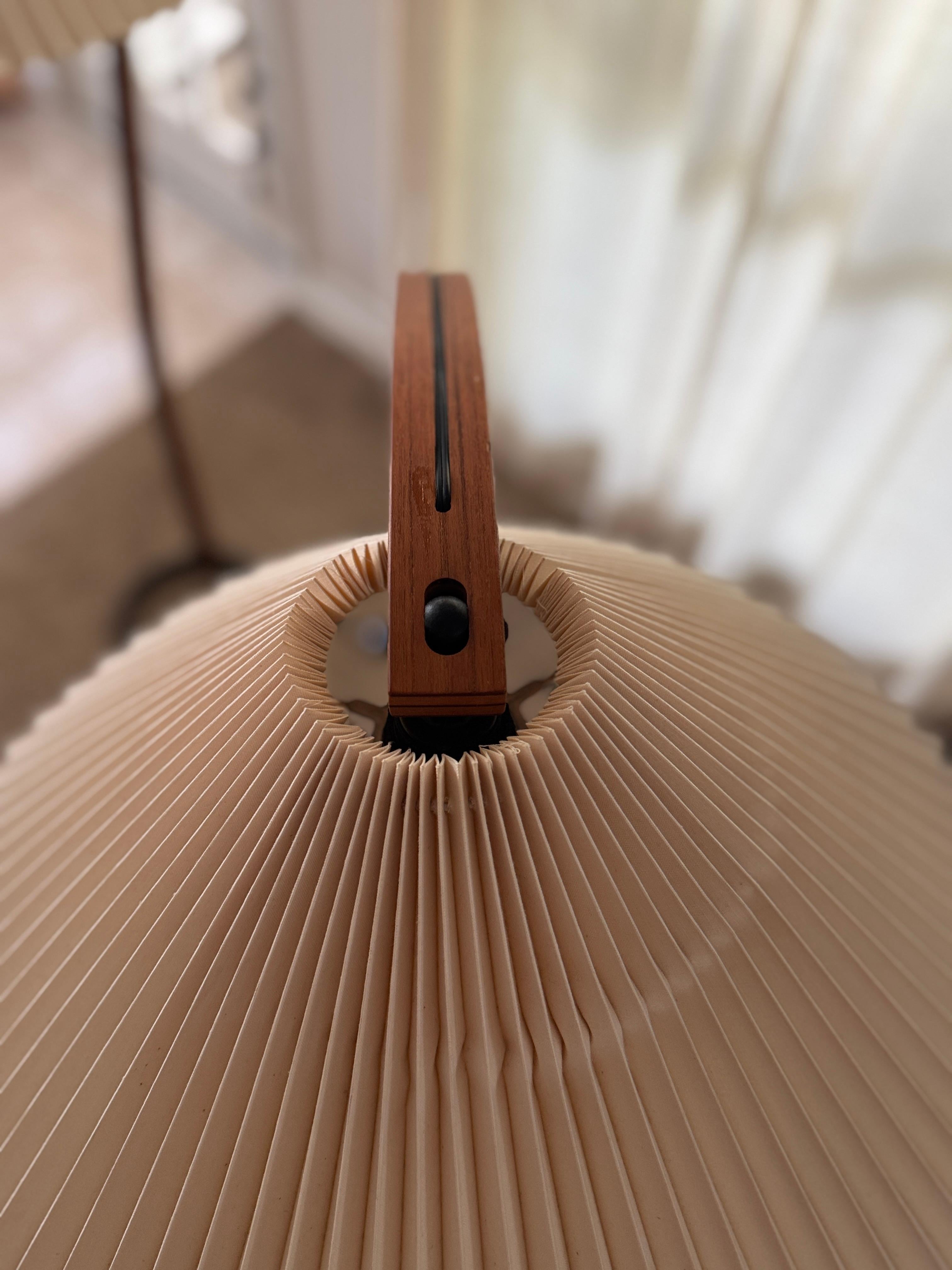 Una splendida coppia di lampade vintage in legno curvato Caprani, circa anni '70 in vendita 11