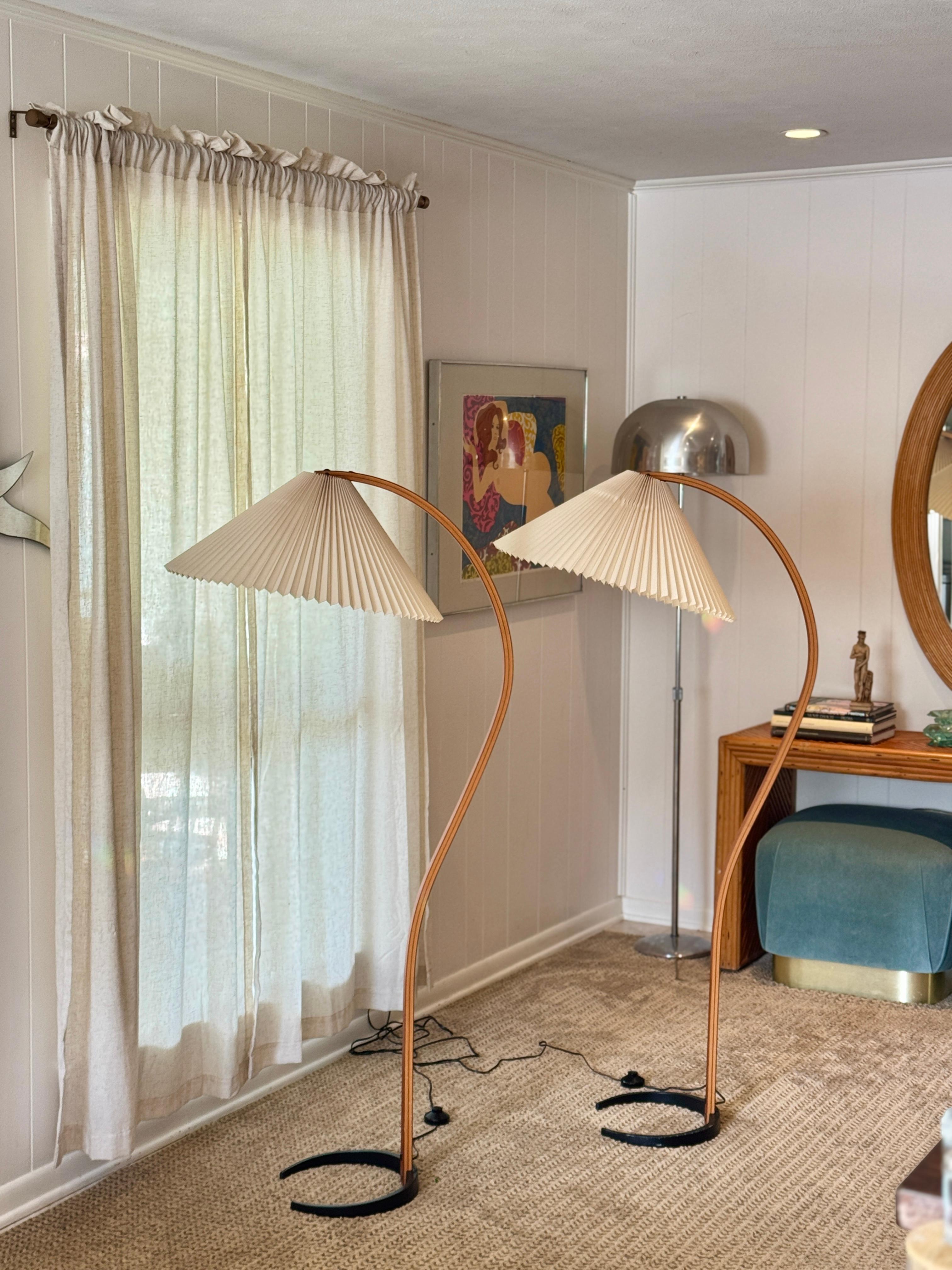 Una splendida coppia di lampade vintage in legno curvato Caprani, circa anni '70 in vendita 12