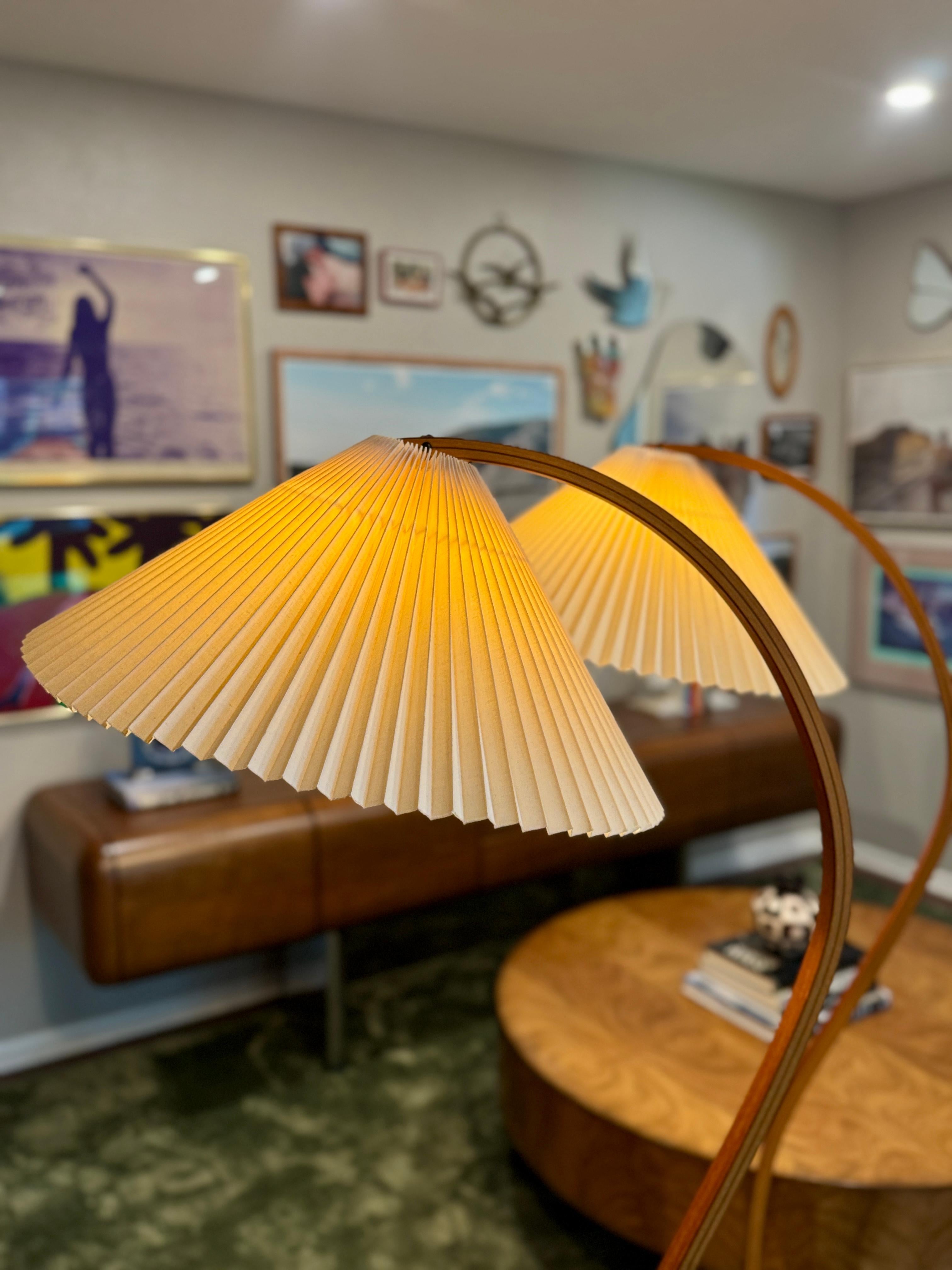 Mid-Century moderno Una splendida coppia di lampade vintage in legno curvato Caprani, circa anni '70 in vendita
