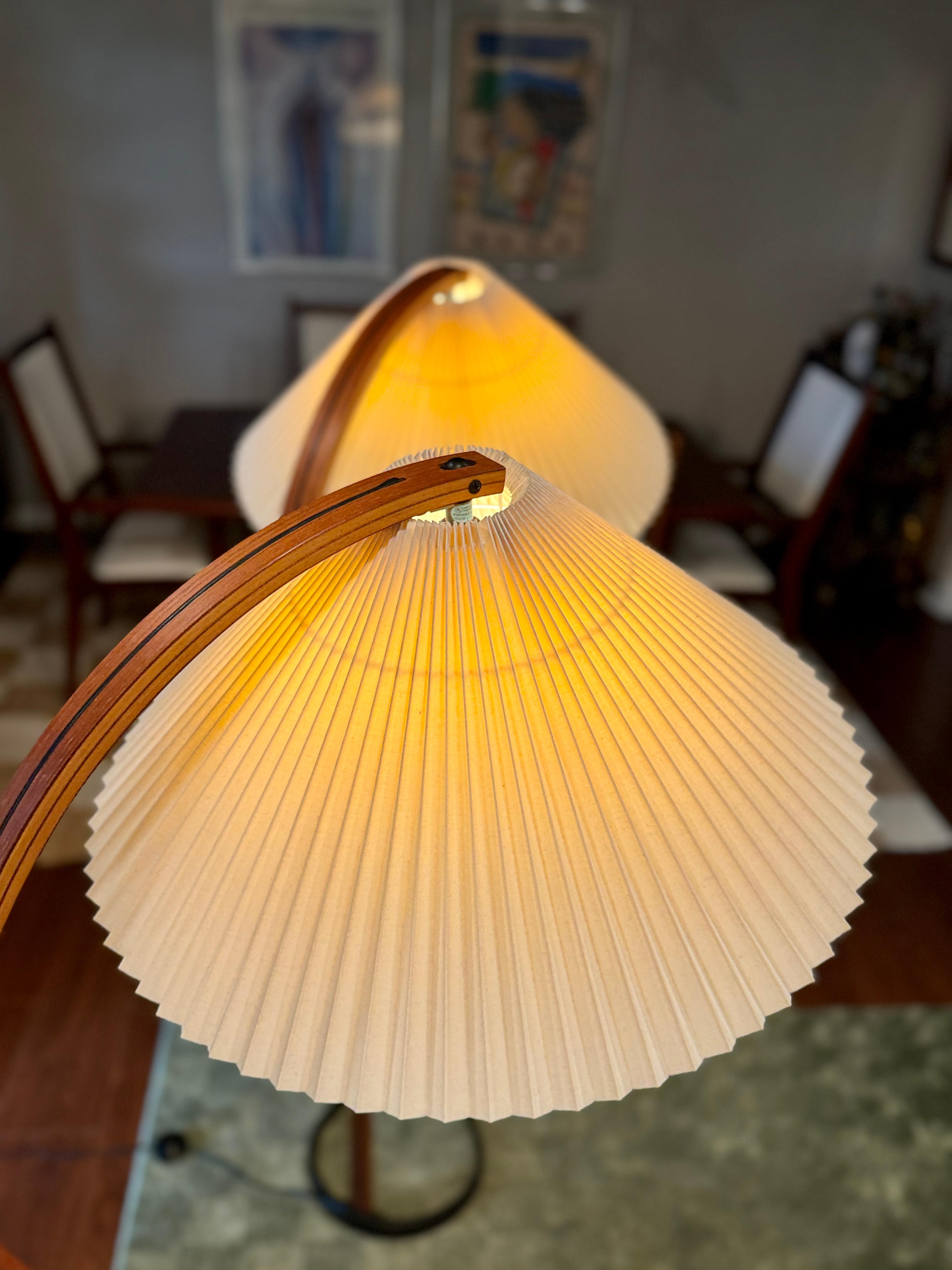 Sconosciuto Una splendida coppia di lampade vintage in legno curvato Caprani, circa anni '70 in vendita
