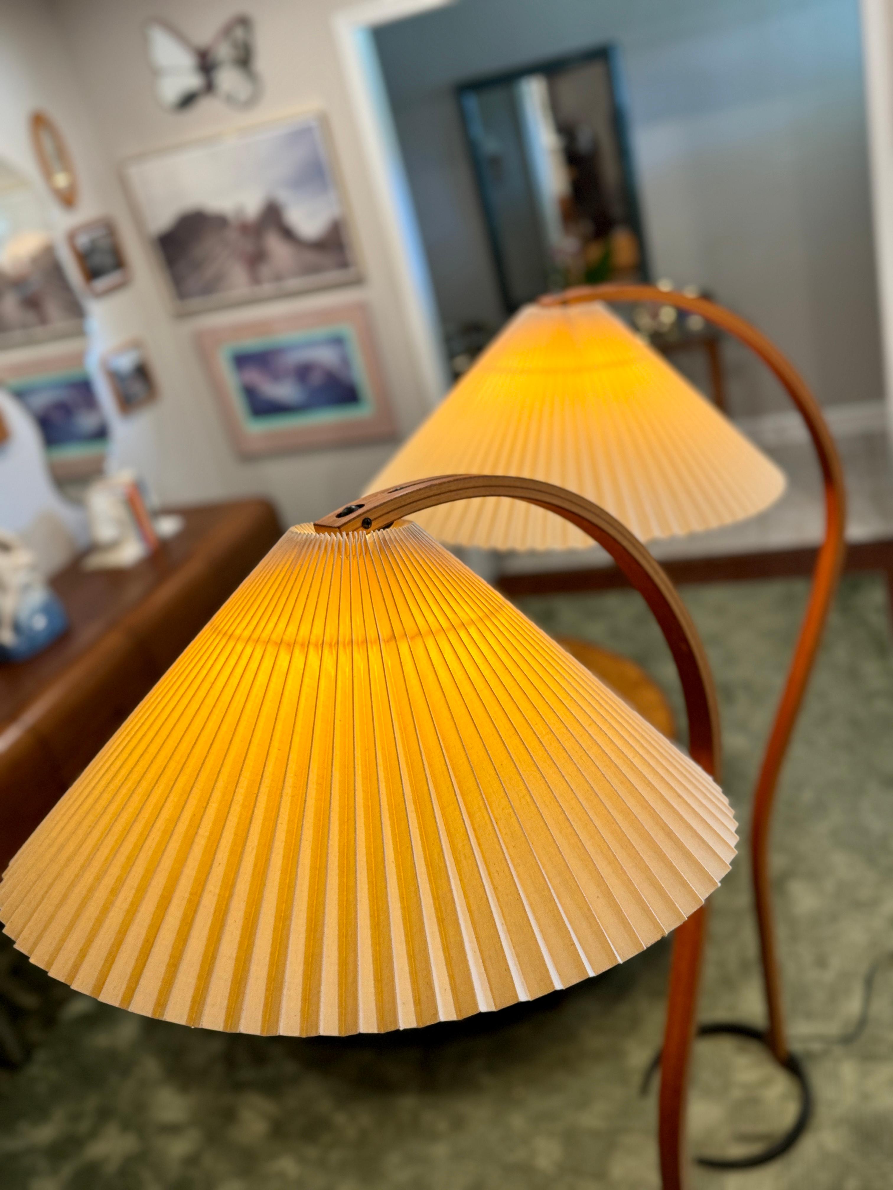 Una splendida coppia di lampade vintage in legno curvato Caprani, circa anni '70 In condizioni buone in vendita a Houston, TX