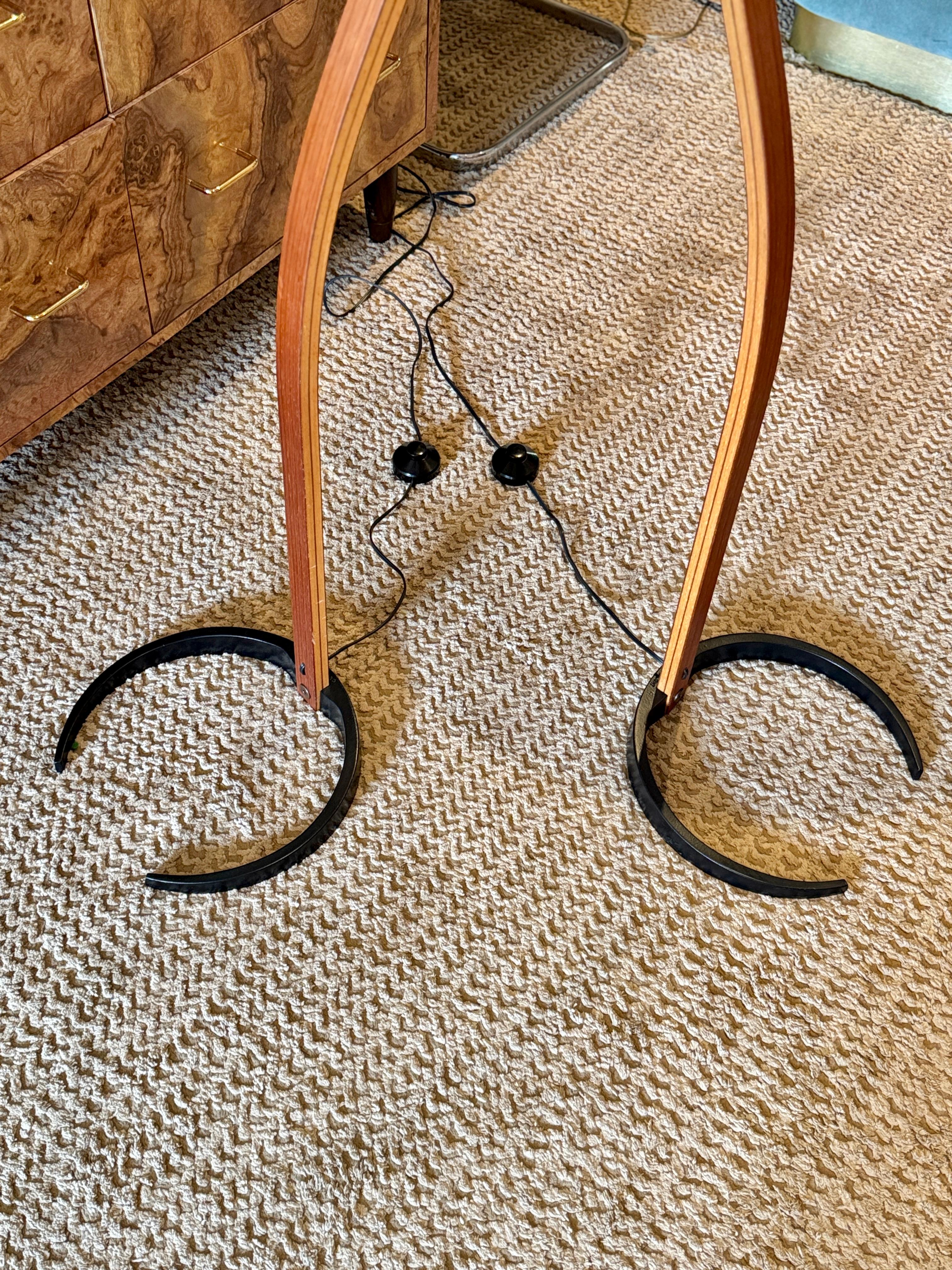Legno curvato Una splendida coppia di lampade vintage in legno curvato Caprani, circa anni '70 in vendita