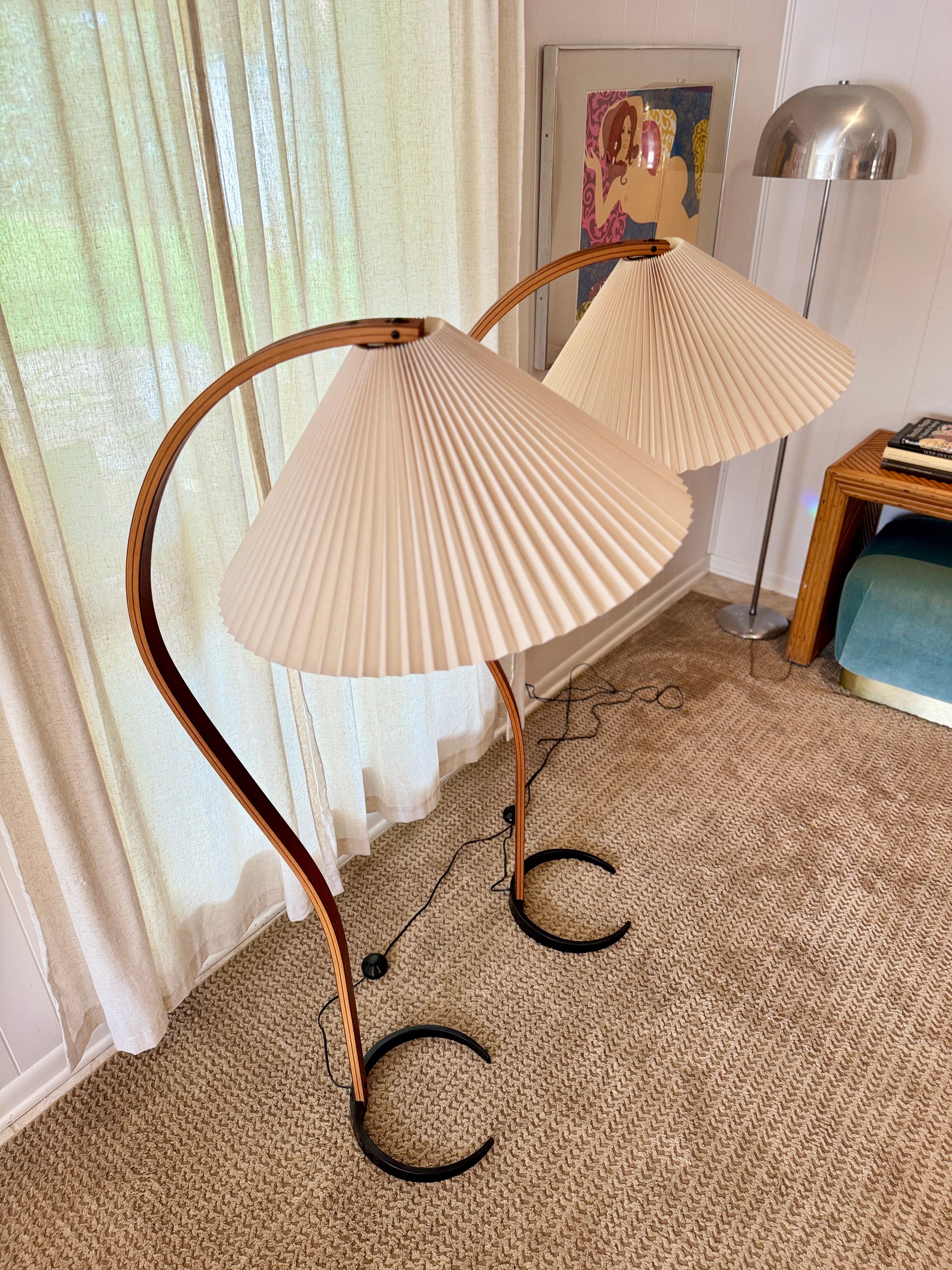 Una splendida coppia di lampade vintage in legno curvato Caprani, circa anni '70 in vendita 1