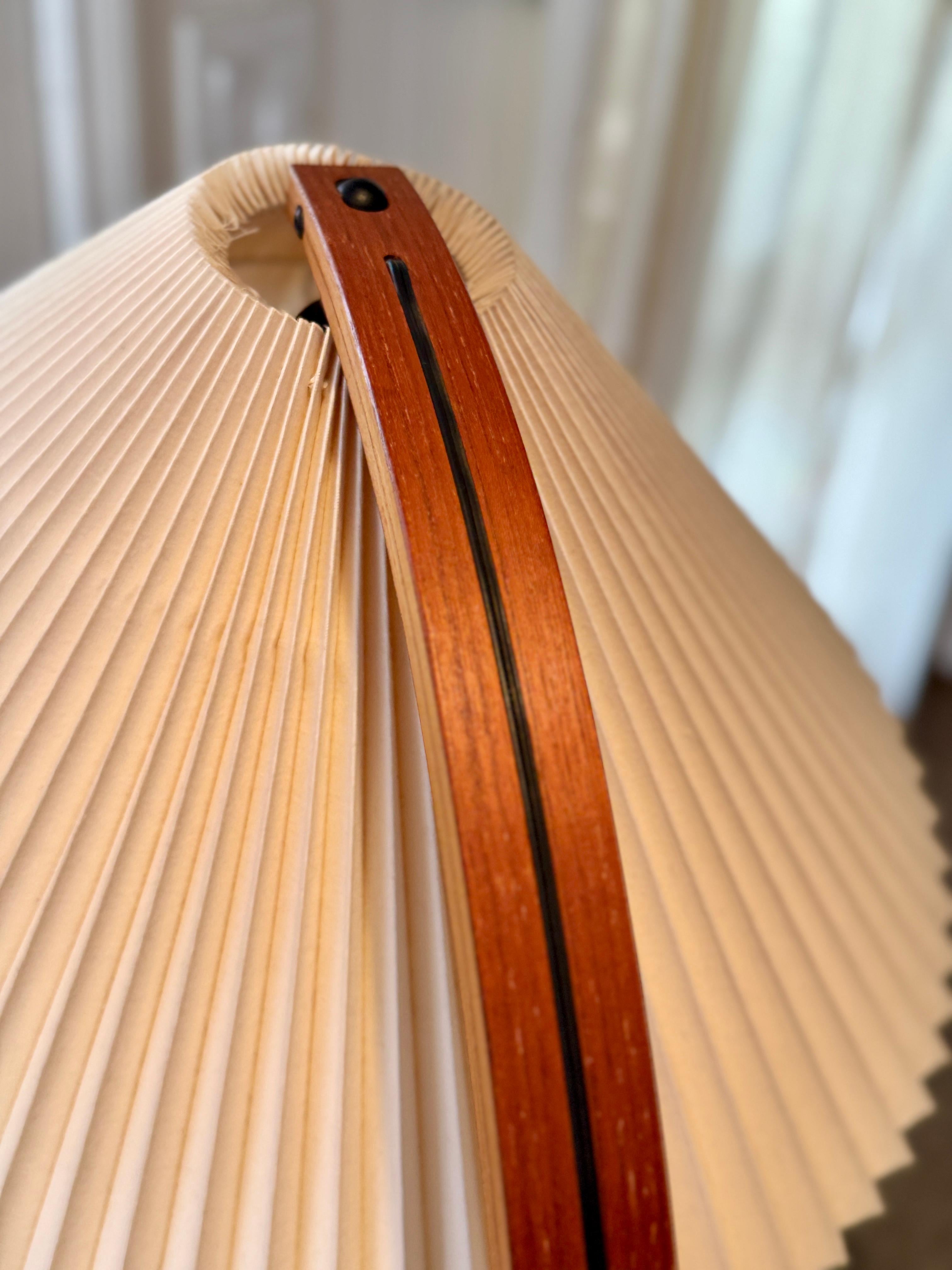 Una splendida coppia di lampade vintage in legno curvato Caprani, circa anni '70 in vendita 2