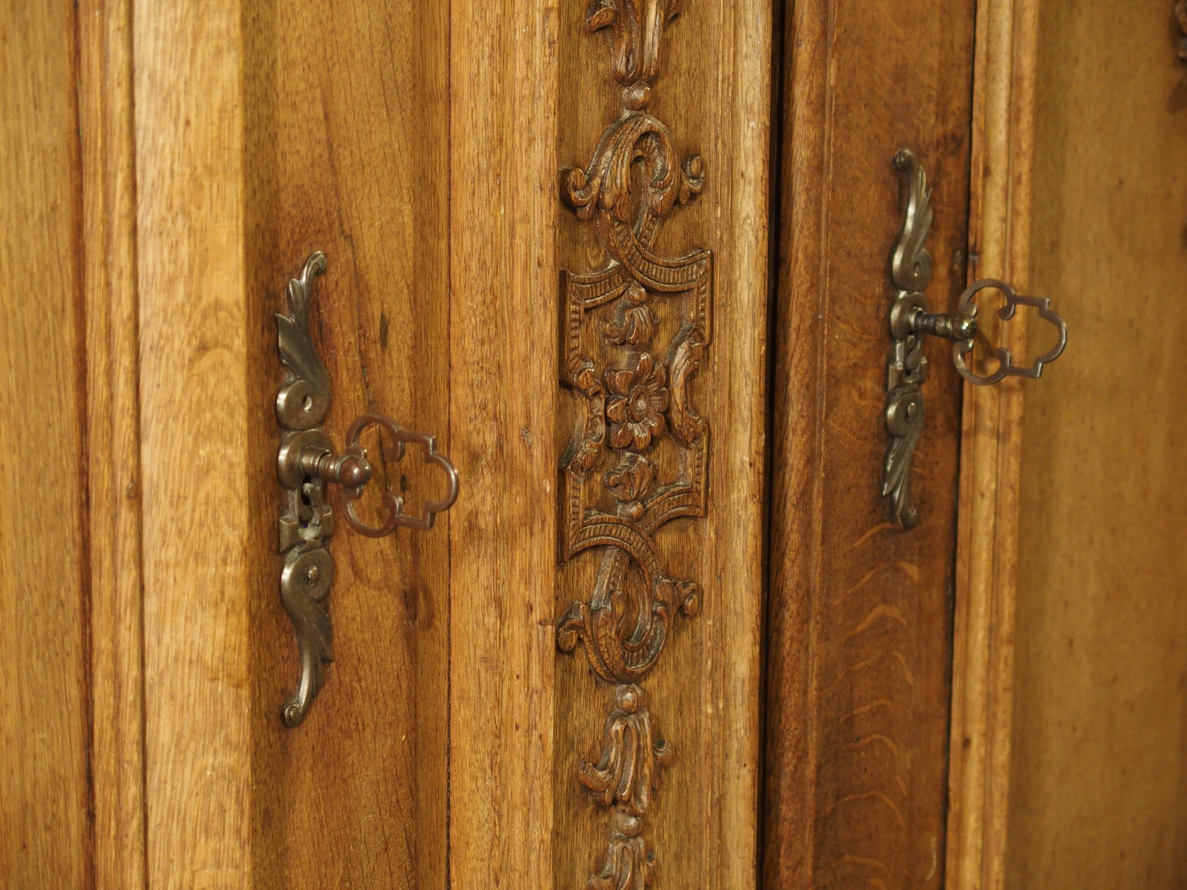 Stunning Period Regence Armoire in Carved Oak, France, Circa 1720 For Sale 4