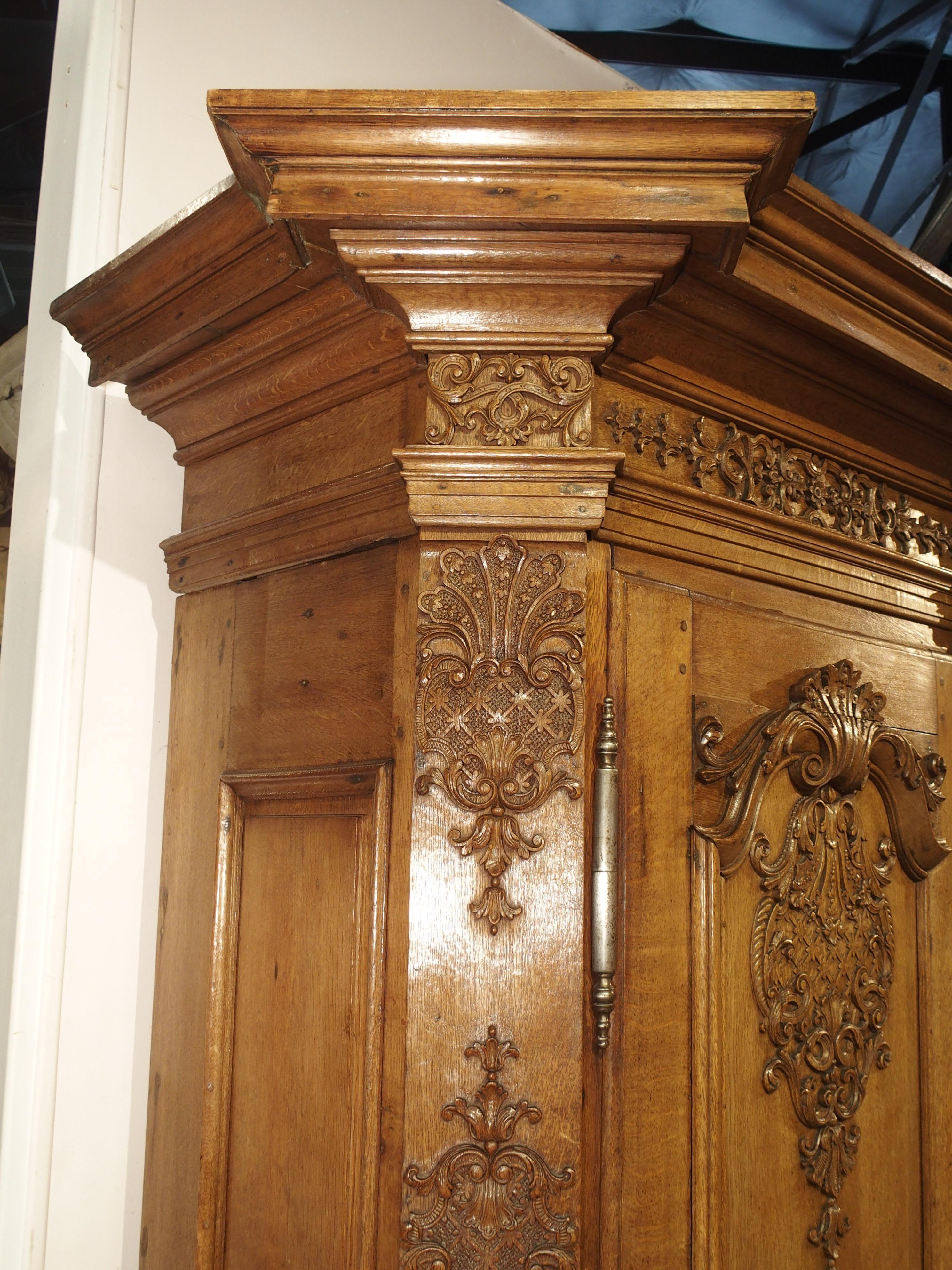 XVIIIe siècle Superbe armoire d'époque Régence en chêne sculpté, France, vers 1720 en vente