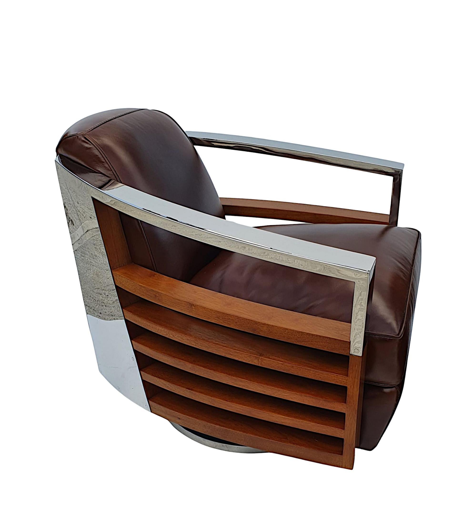 Un superbe fauteuil tournant contemporain de qualité dans le style Art Déco. Le dossier et l'assise rembourrés en cuir brun sont flanqués d'accoudoirs courbes chromés, de panneaux chromés au dos et de superbes côtés incurvés et percés en bois de
