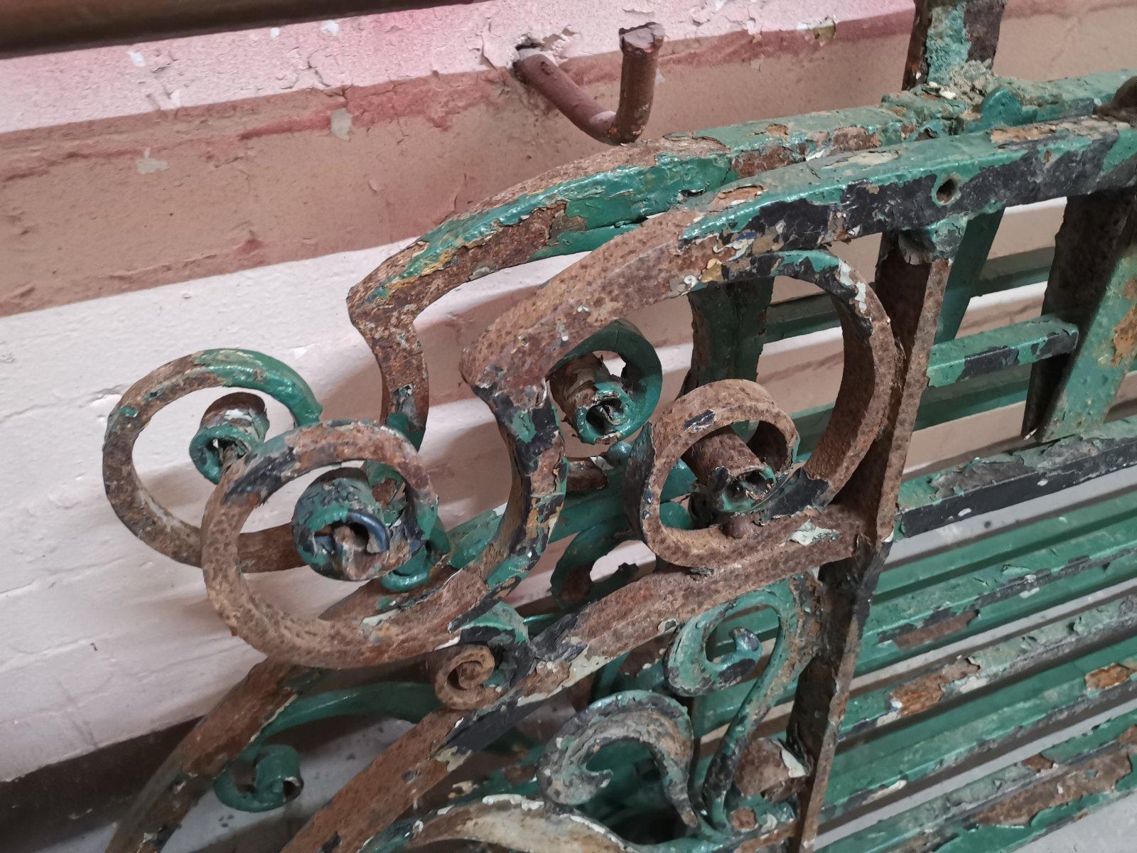 An exceptional period pair of Arts & Crafts hand hammered & wrought iron gates For Sale 5