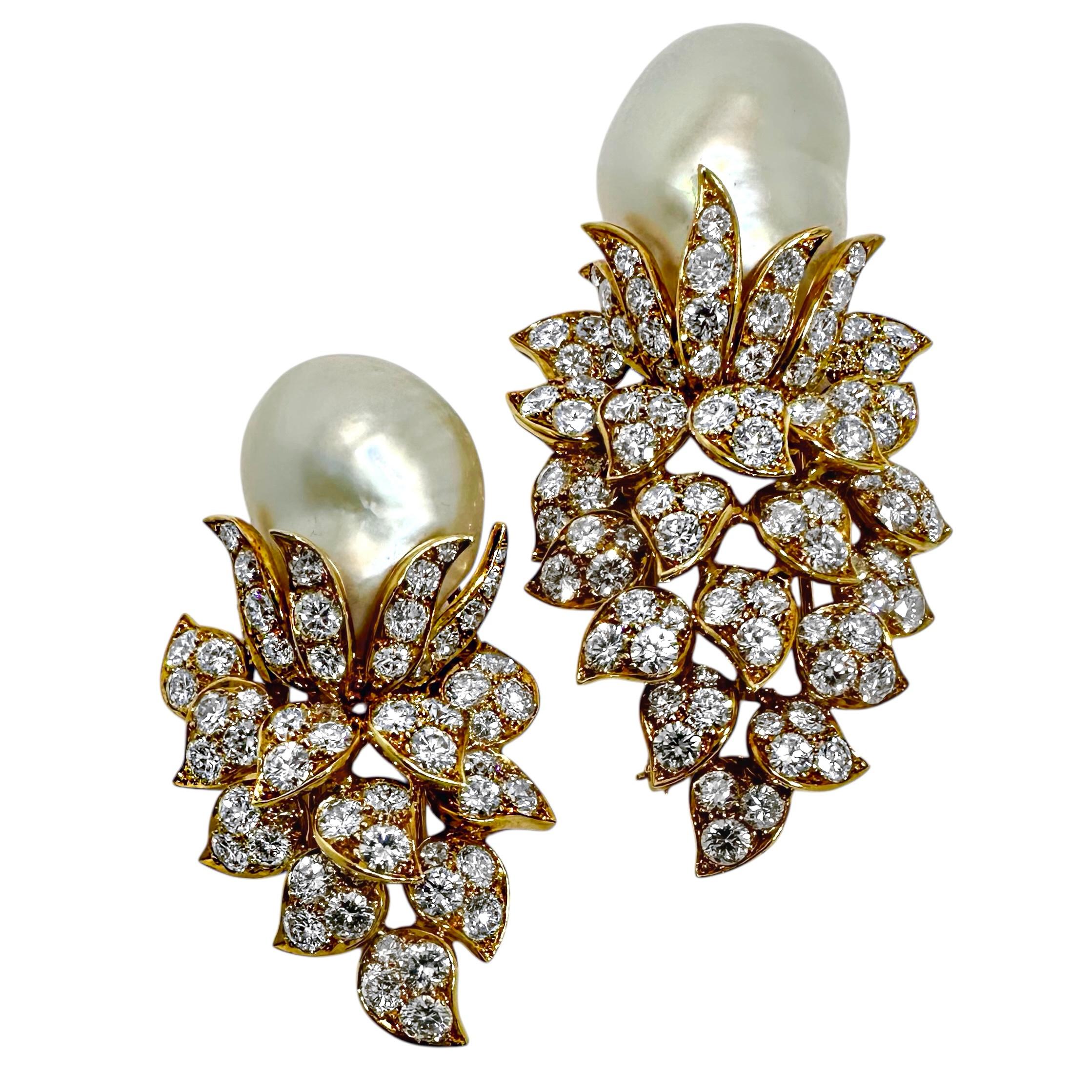 Questo scintillante set di spille con diamanti e perle di Van Cleef & Arpels brilla ad ogni movimento. Due grandi perle barocche si trovano in cima a basi dimensionali su cui sono incastonati circa 10,5 carati di finissimi diamanti moderni a taglio