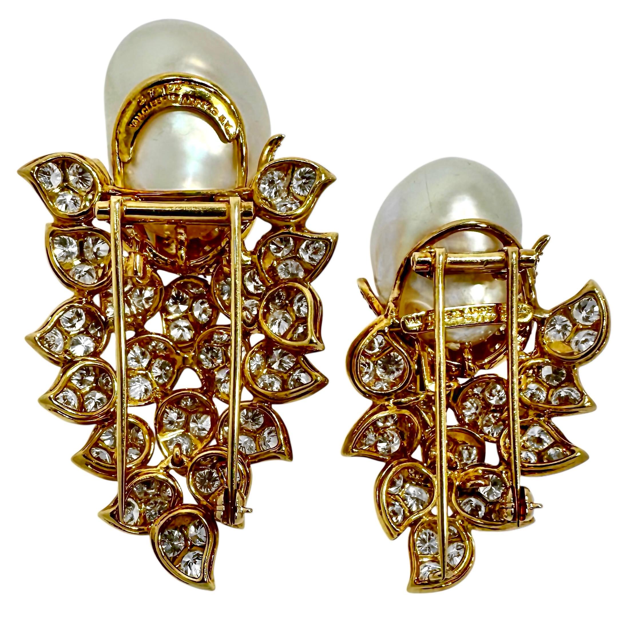 Moderno Uno splendido set di spille Van Cleef & Arpels in oro giallo con diamanti e perle barocche in vendita
