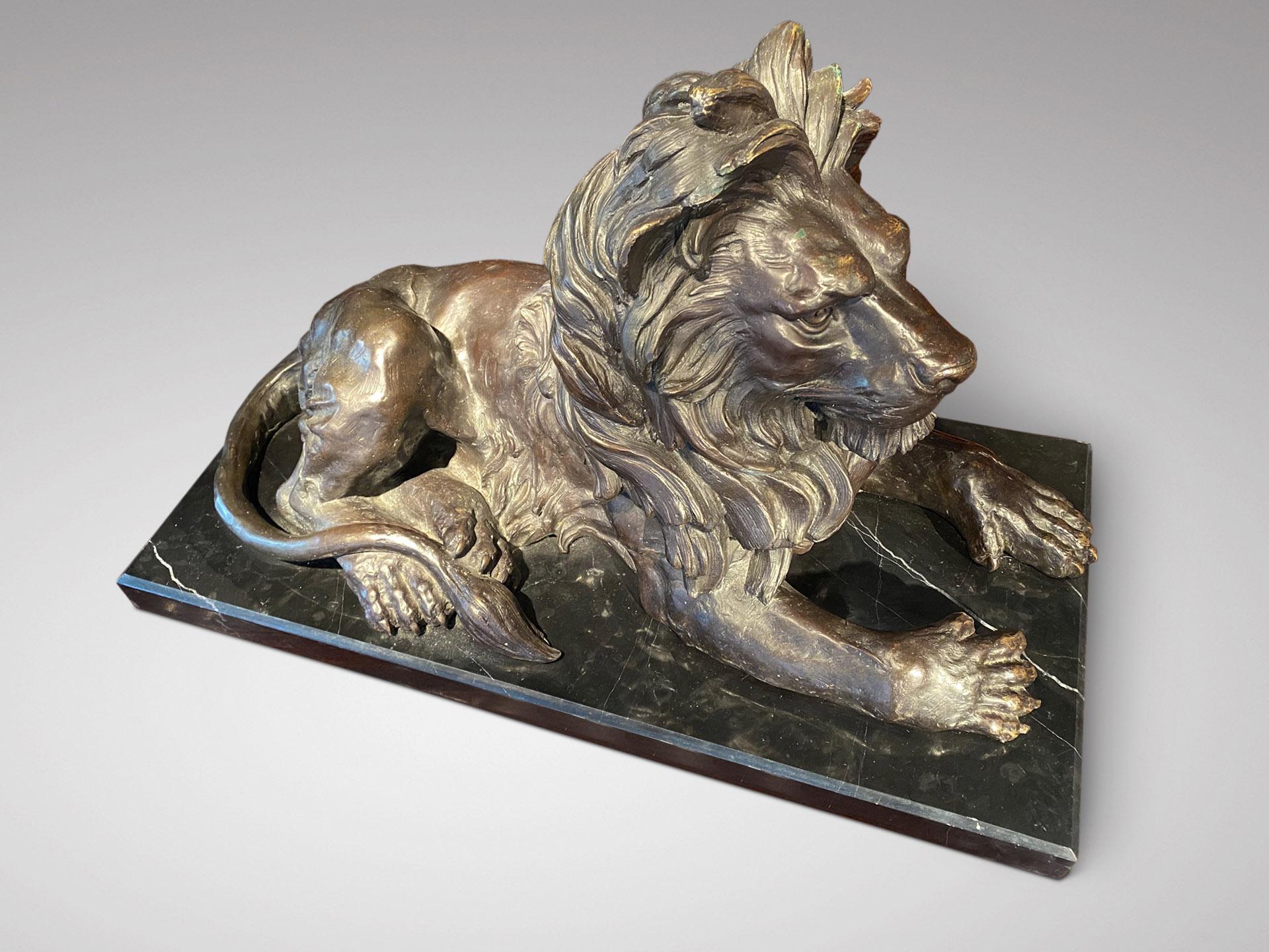 Français Superbe statue de grand lion en bronze signée par Barye Strong en vente