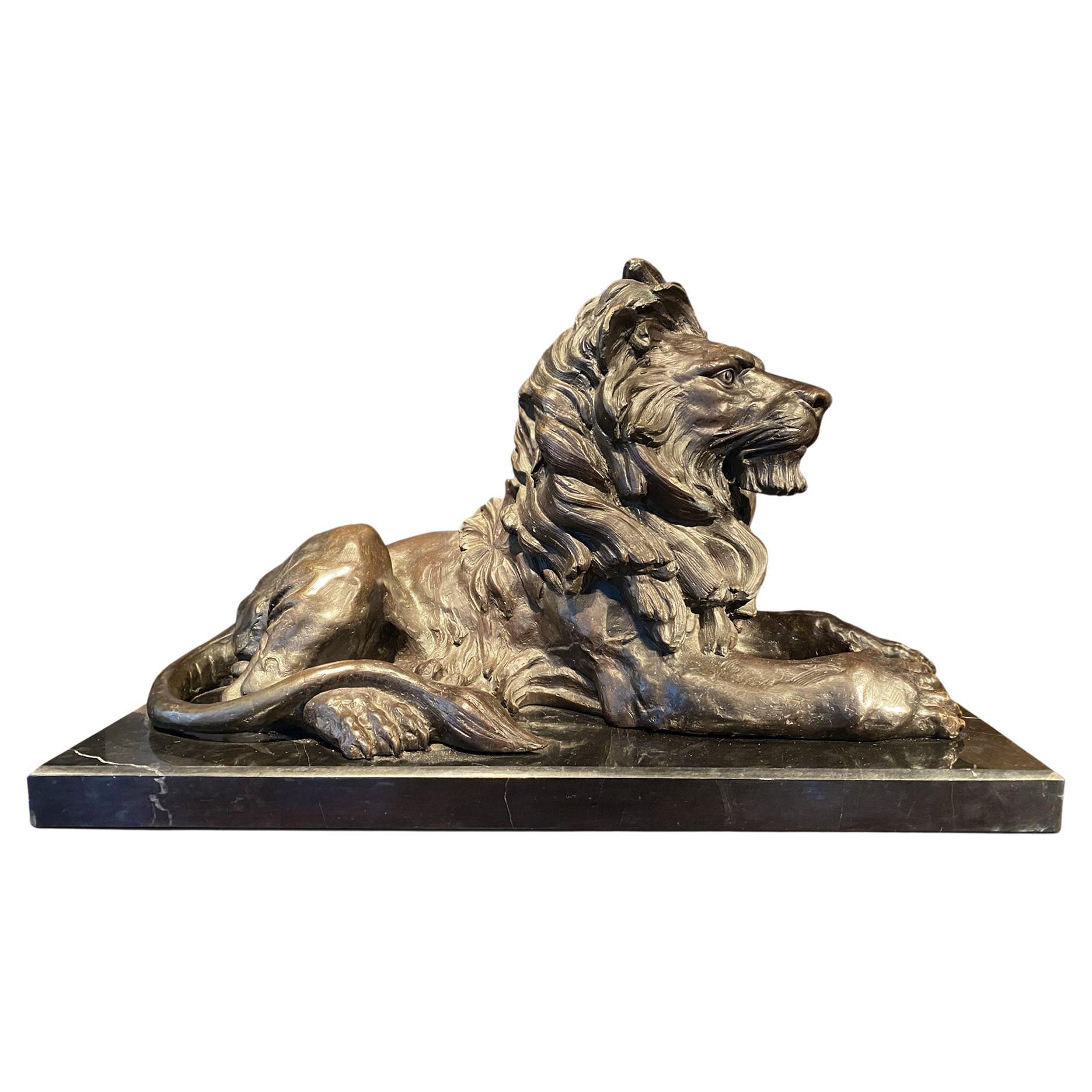 Superbe statue de grand lion en bronze signée par Barye Strong en vente