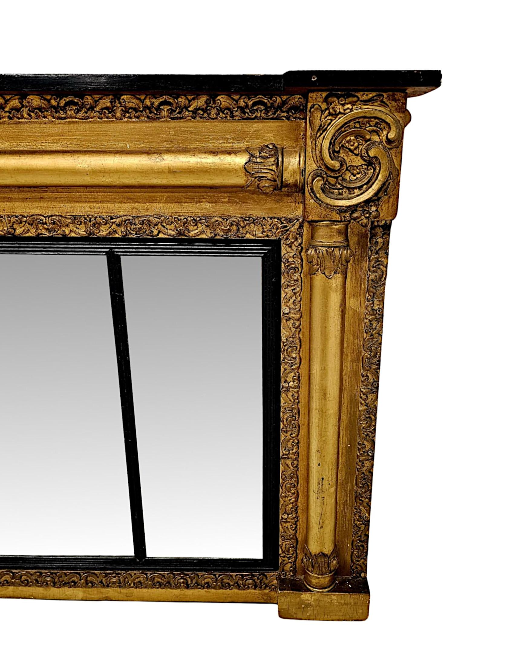 Une image étonnante et inhabituelle  Miroir à trumeau en bois doré du XIXe siècle, finement sculpté à la main, d'une qualité exceptionnelle et de proportions basses et larges.  Le cadre en bois doré mouluré et cannelé, orné de motifs feuillagés très