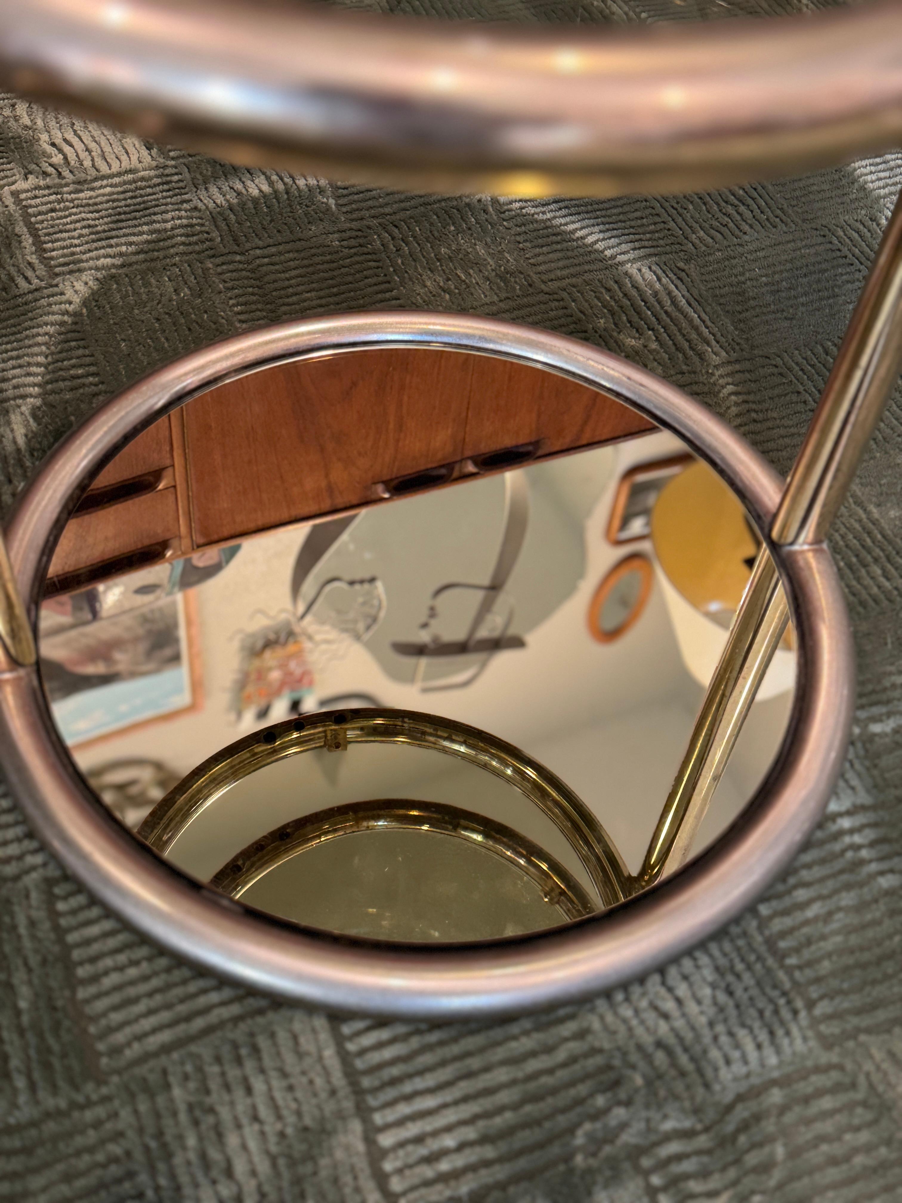 Ein atemberaubender 3-stöckiger gedrehter Vintage-Beistelltisch aus Messing und Rauchglas, Beistelltisch, verkauft 8