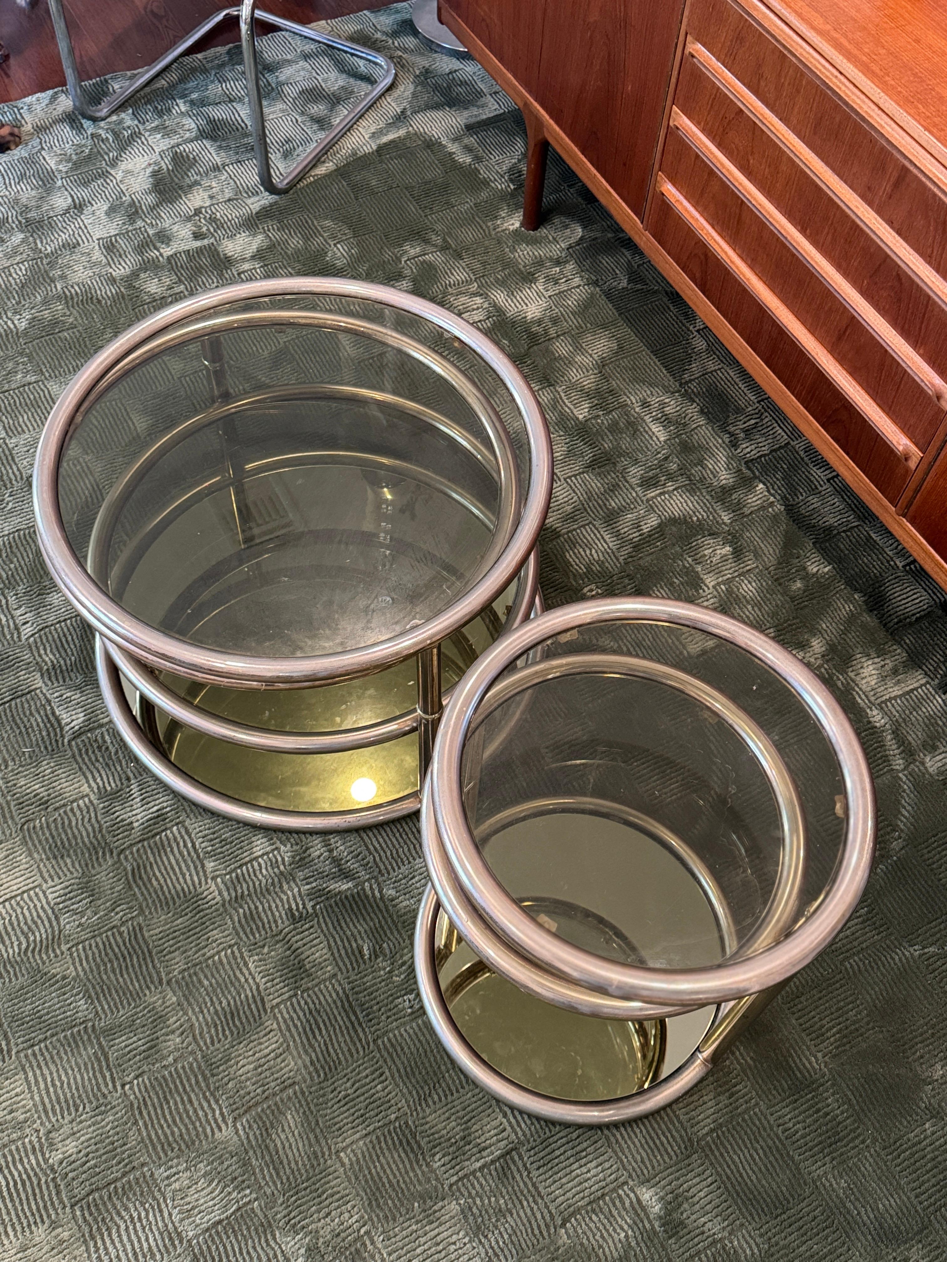 Ein atemberaubender 3-stöckiger gedrehter Vintage-Beistelltisch aus Messing und Rauchglas, Beistelltisch, verkauft (Unbekannt)