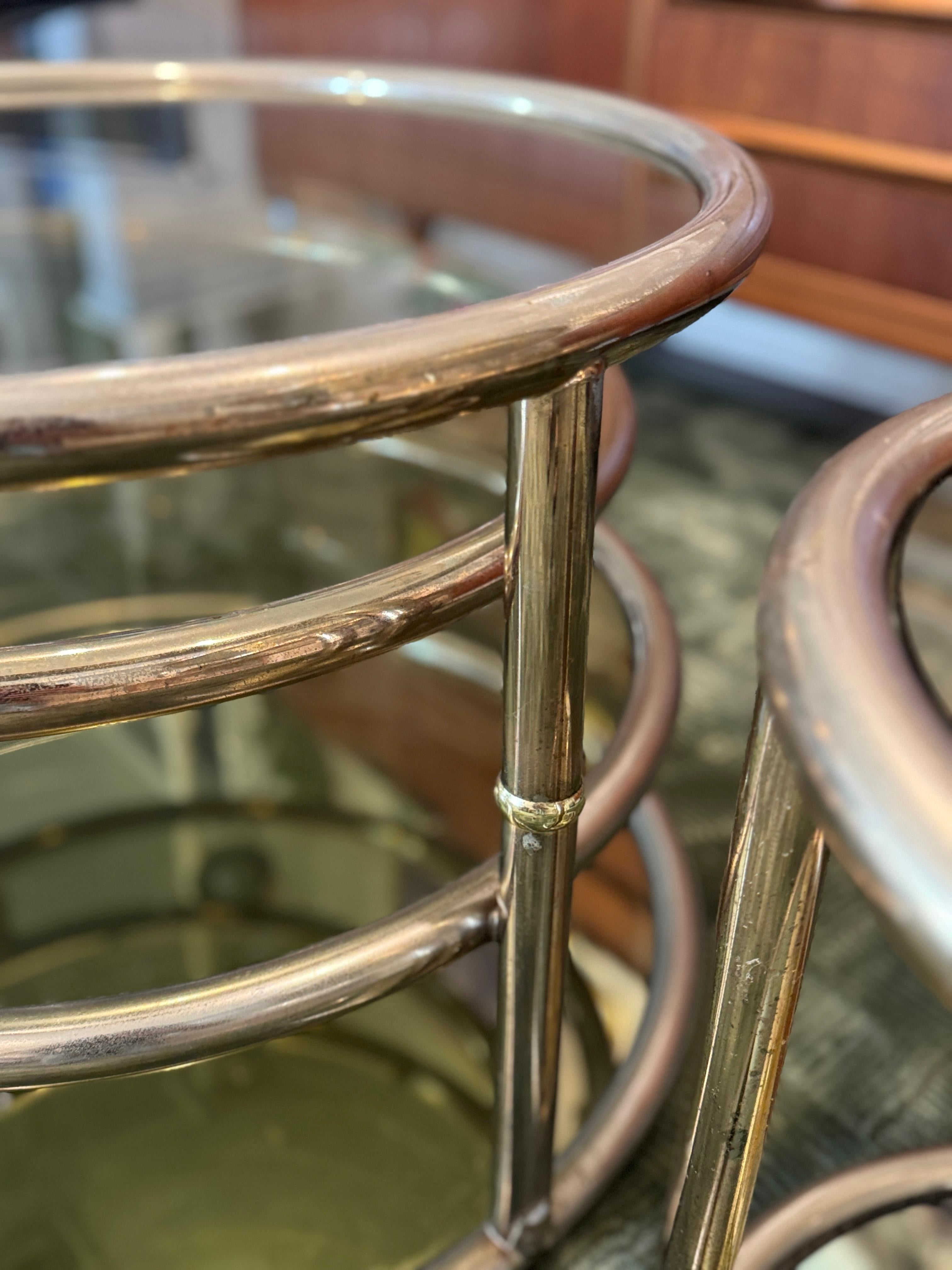 Ein atemberaubender 3-stöckiger gedrehter Vintage-Beistelltisch aus Messing und Rauchglas, Beistelltisch, verkauft im Zustand „Gut“ in Houston, TX