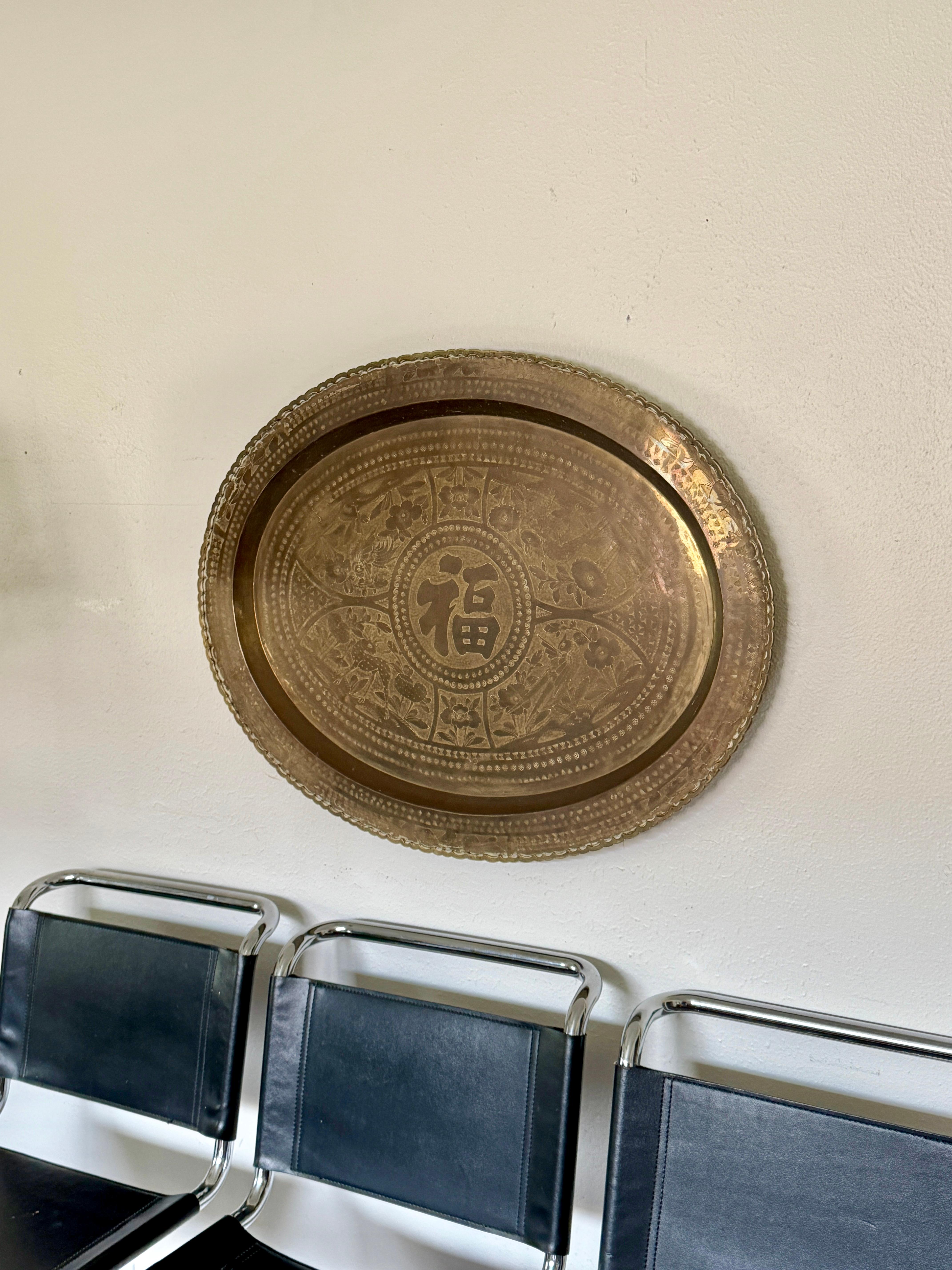 Ein wunderschönes Messing-Tablett aus Hongkong aus den 1940er Jahren. Handgefertigt im Zustand „Gut“ im Angebot in Houston, TX