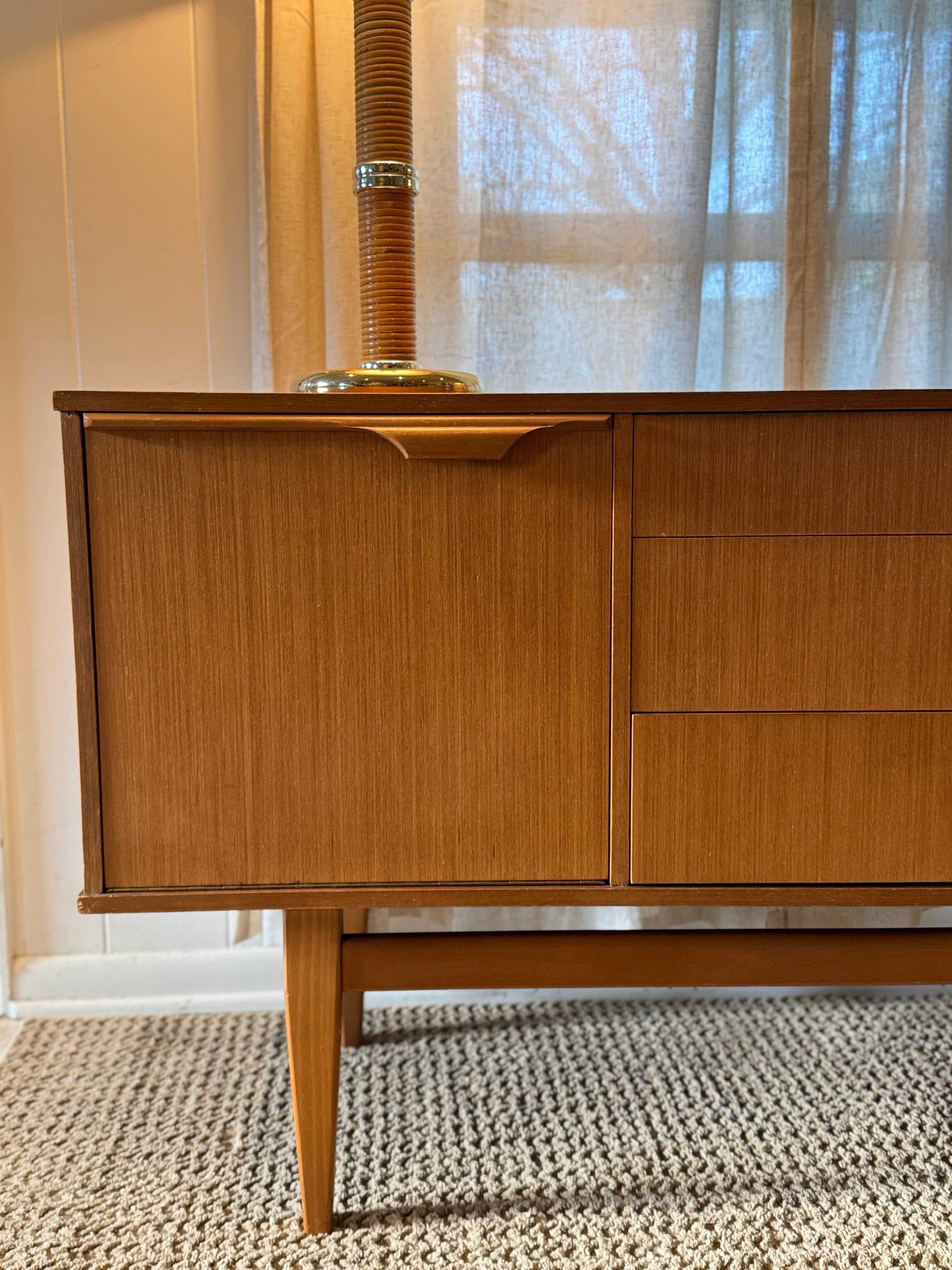 Superbe buffet vintage en teck de Stonehill, vers les années 1960. 3