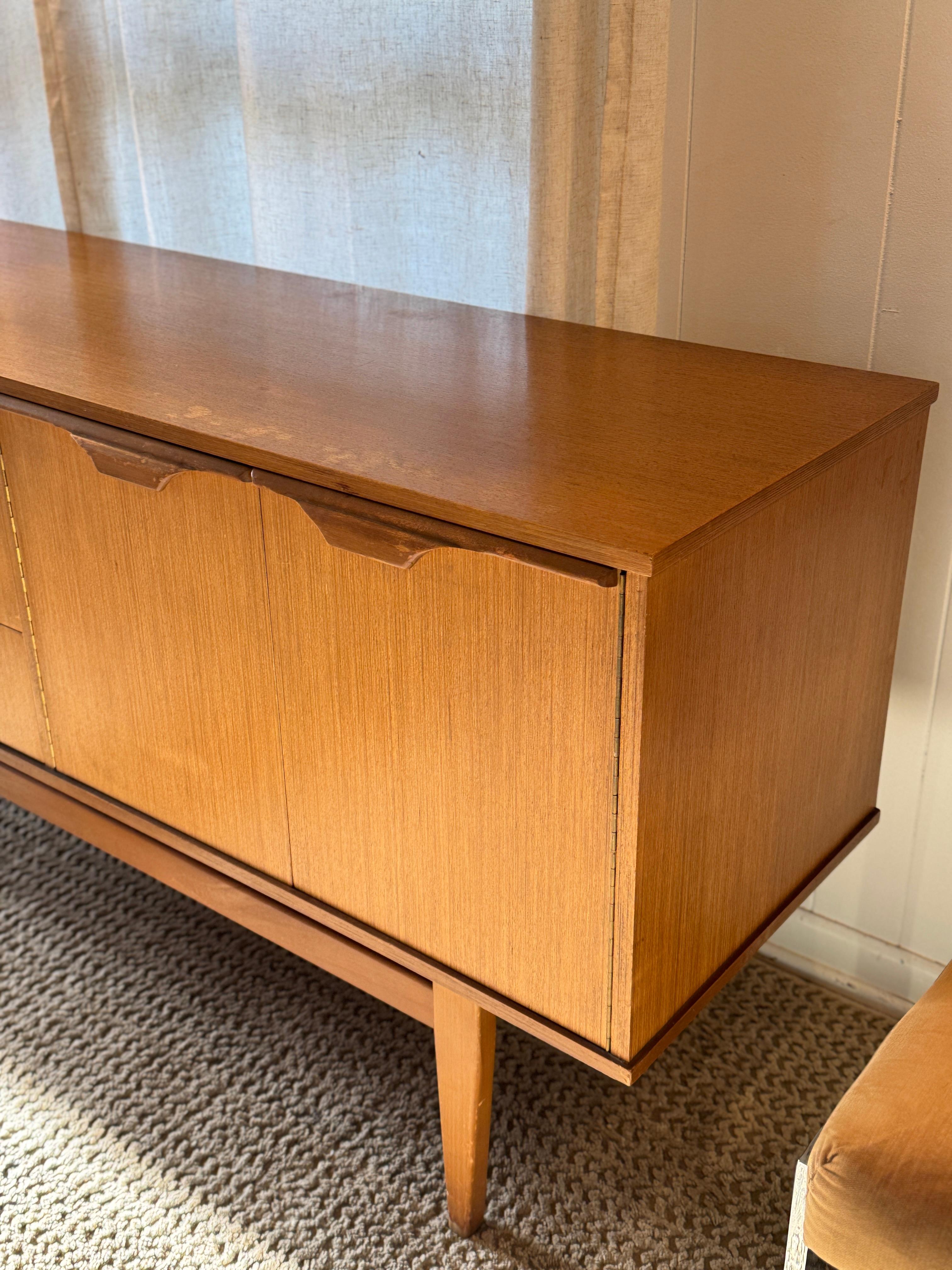 Superbe buffet vintage en teck de Stonehill, vers les années 1960. 5