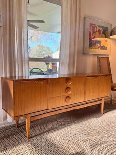 Un impresionante aparador vintage de teca de Stonehill, hacia los años 60