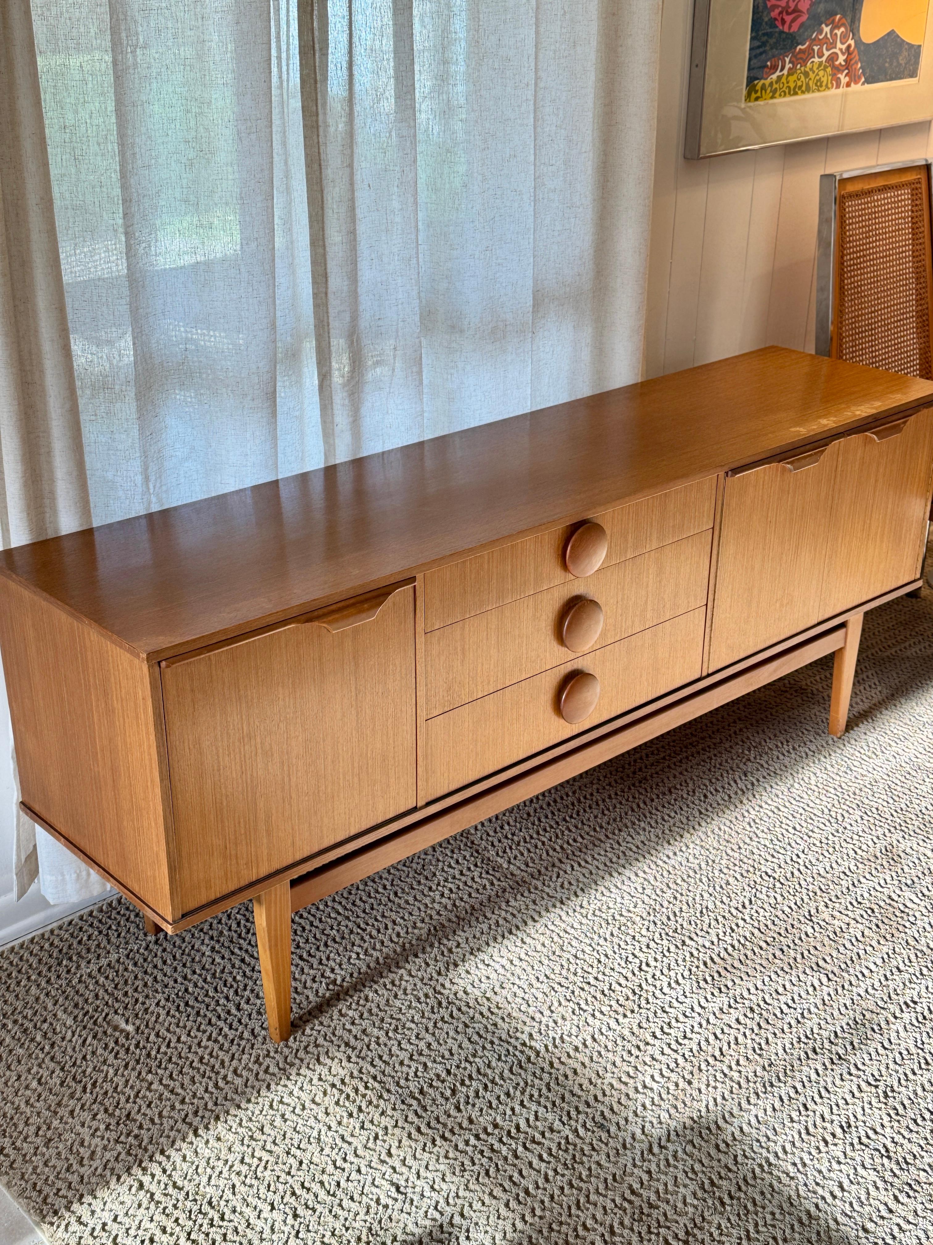 Mid-Century Modern Superbe buffet vintage en teck de Stonehill, vers les années 1960.