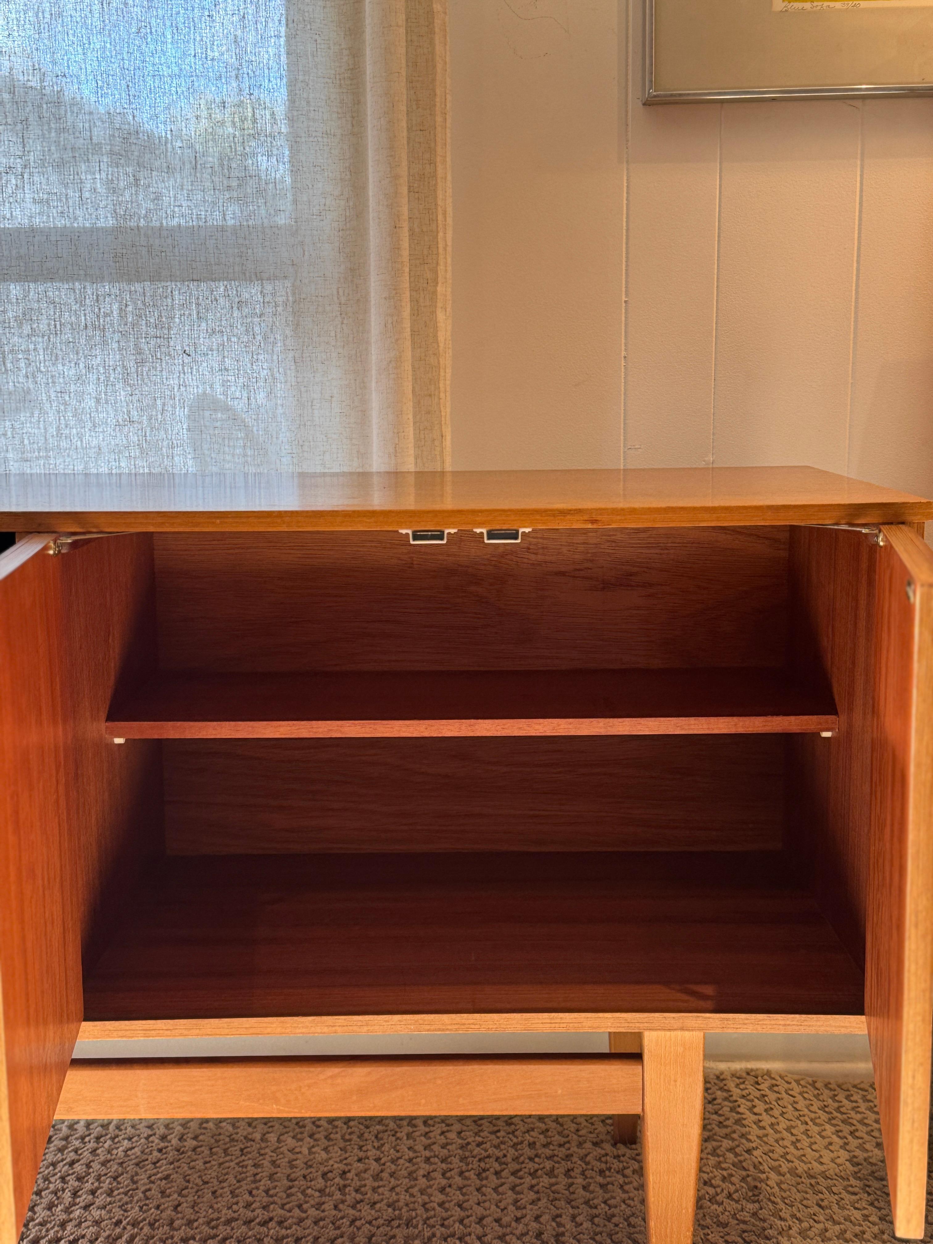 Placage Superbe buffet vintage en teck de Stonehill, vers les années 1960.