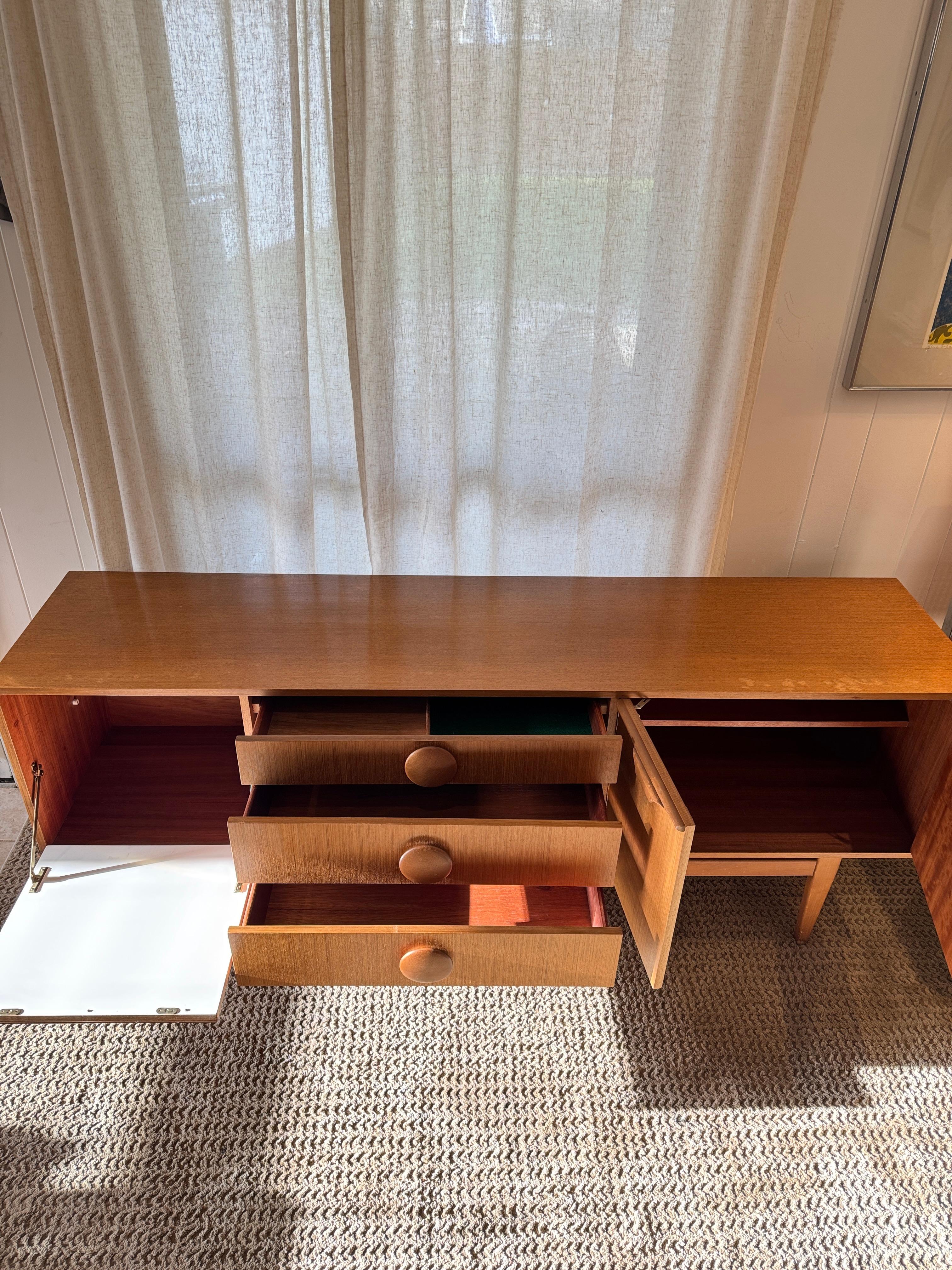Milieu du XXe siècle Superbe buffet vintage en teck de Stonehill, vers les années 1960.