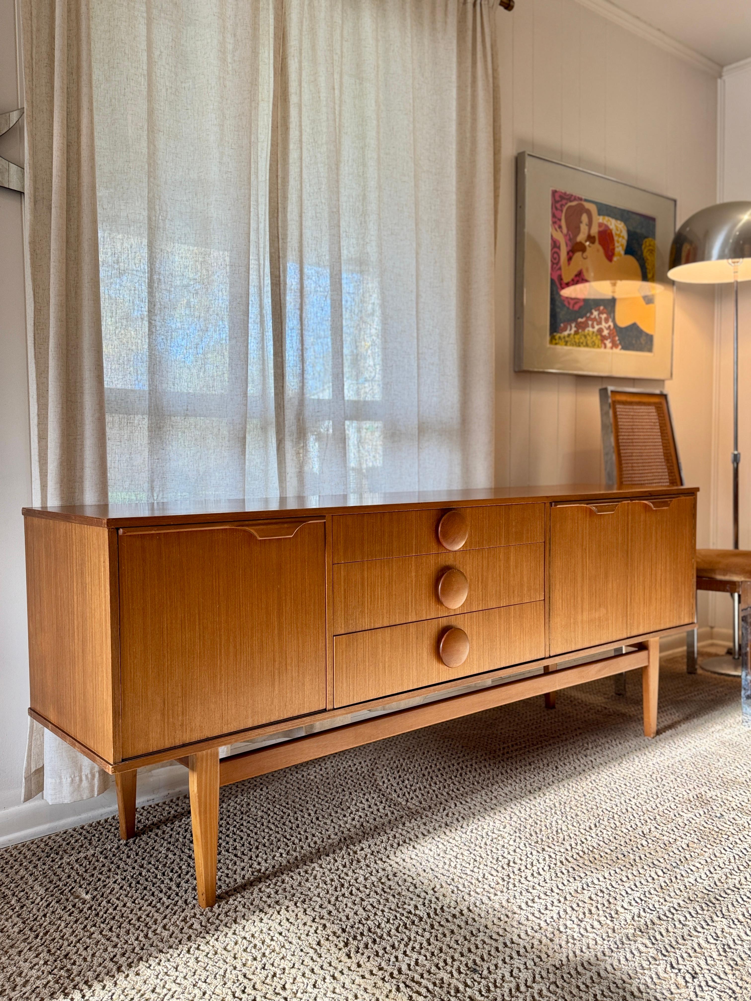 Teck Superbe buffet vintage en teck de Stonehill, vers les années 1960.