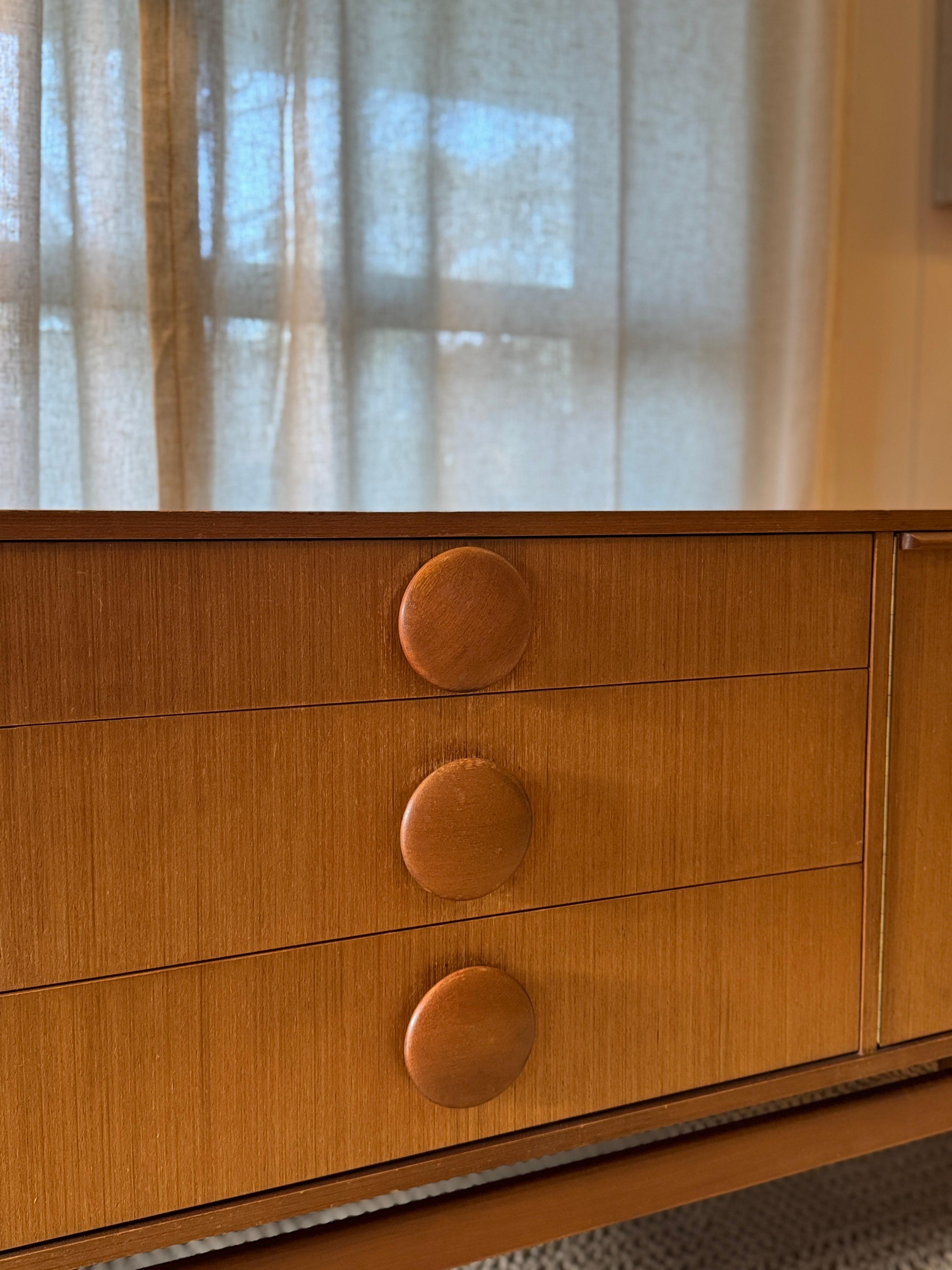Superbe buffet vintage en teck de Stonehill, vers les années 1960. 1