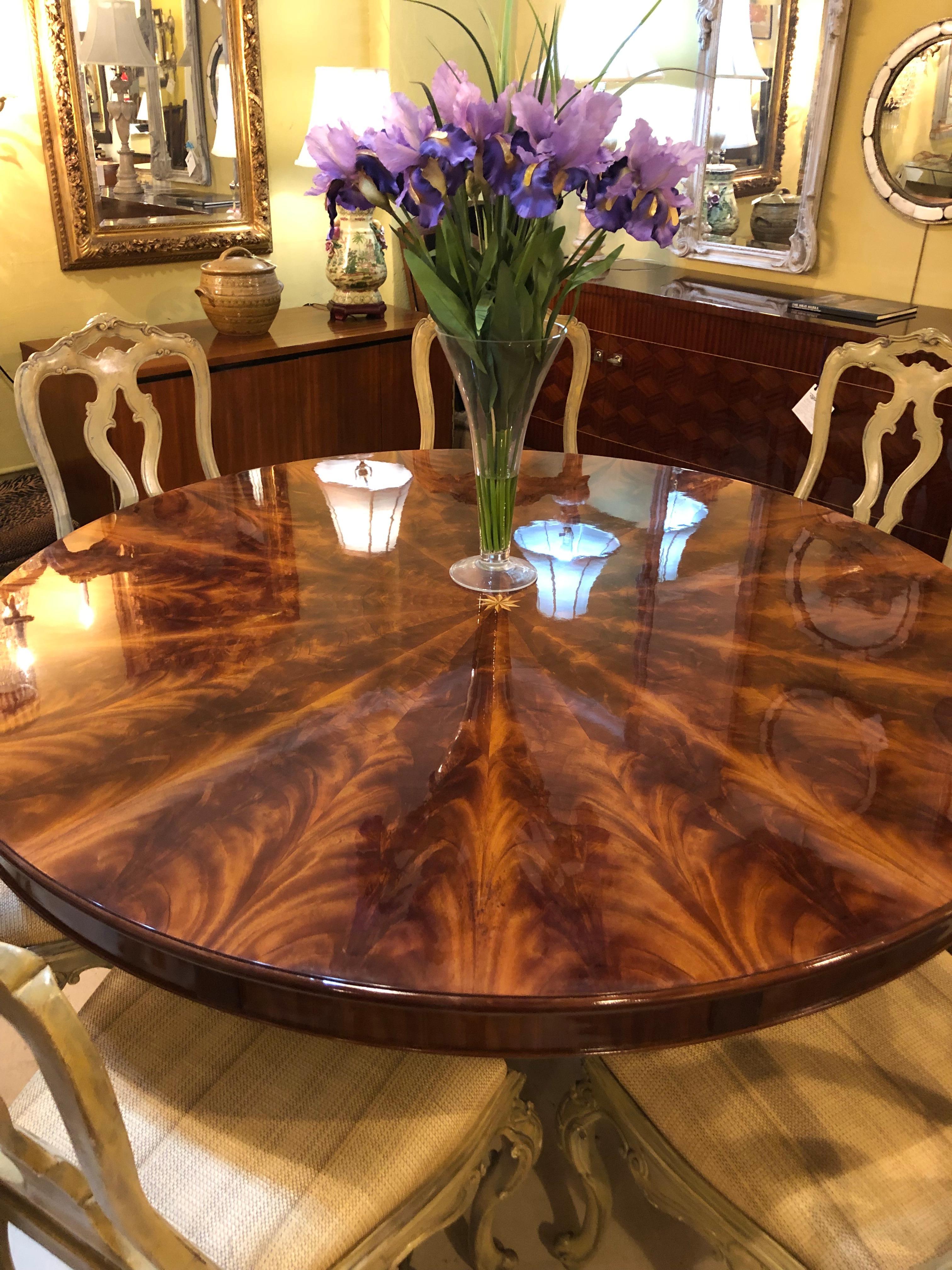 Georgian Style Flame Mahogany Sunburst Inlaid Circular Dining Table Leaves In Good Condition In Stamford, CT