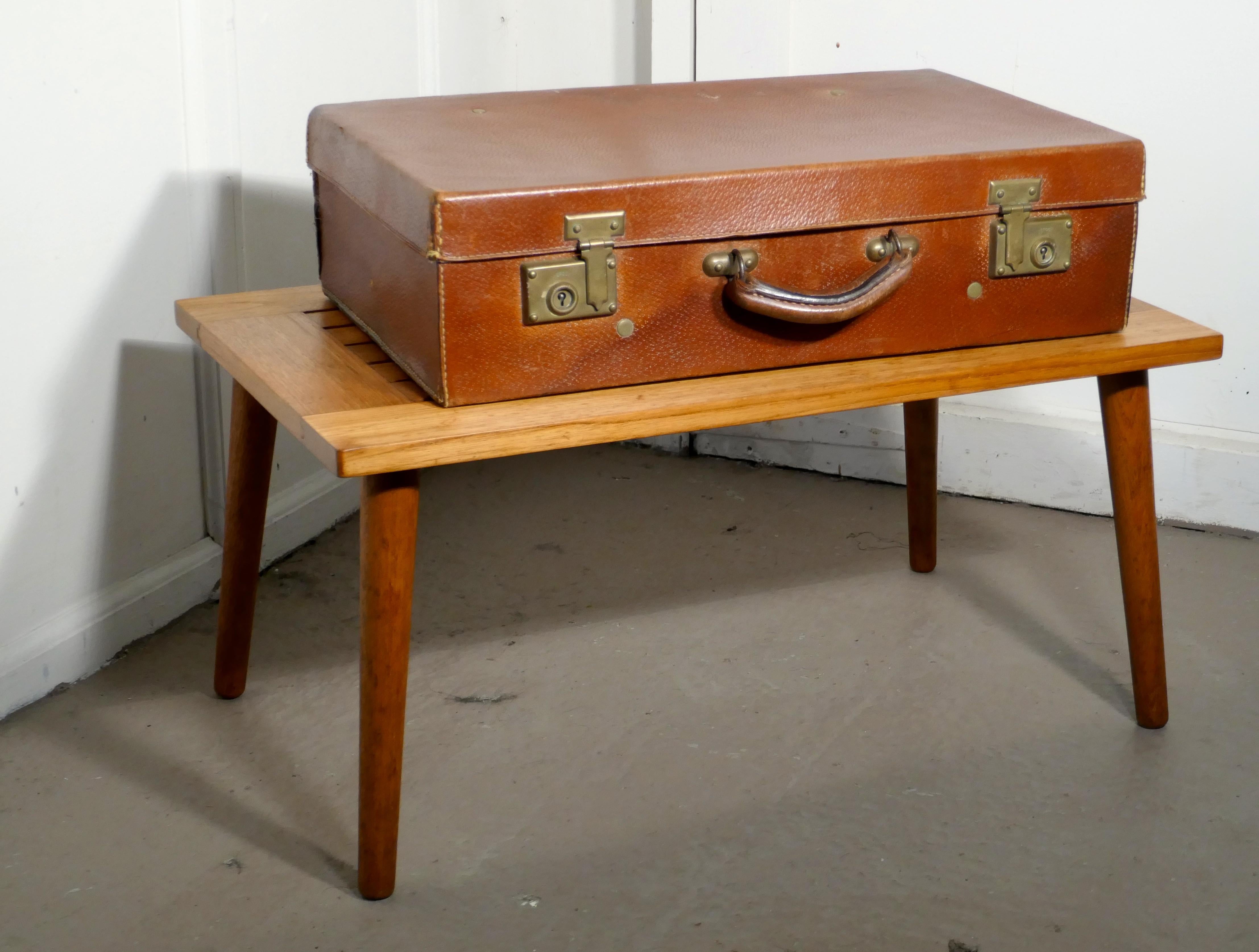 A Sturdy 1960s retro teak luggage rack, suitcase Stand by Jonelle

This is a good sturdy piece, it is made in teak and has sleek square lines, the Stand is very robust and will take the weight of several suit cases, it has a slatted top and