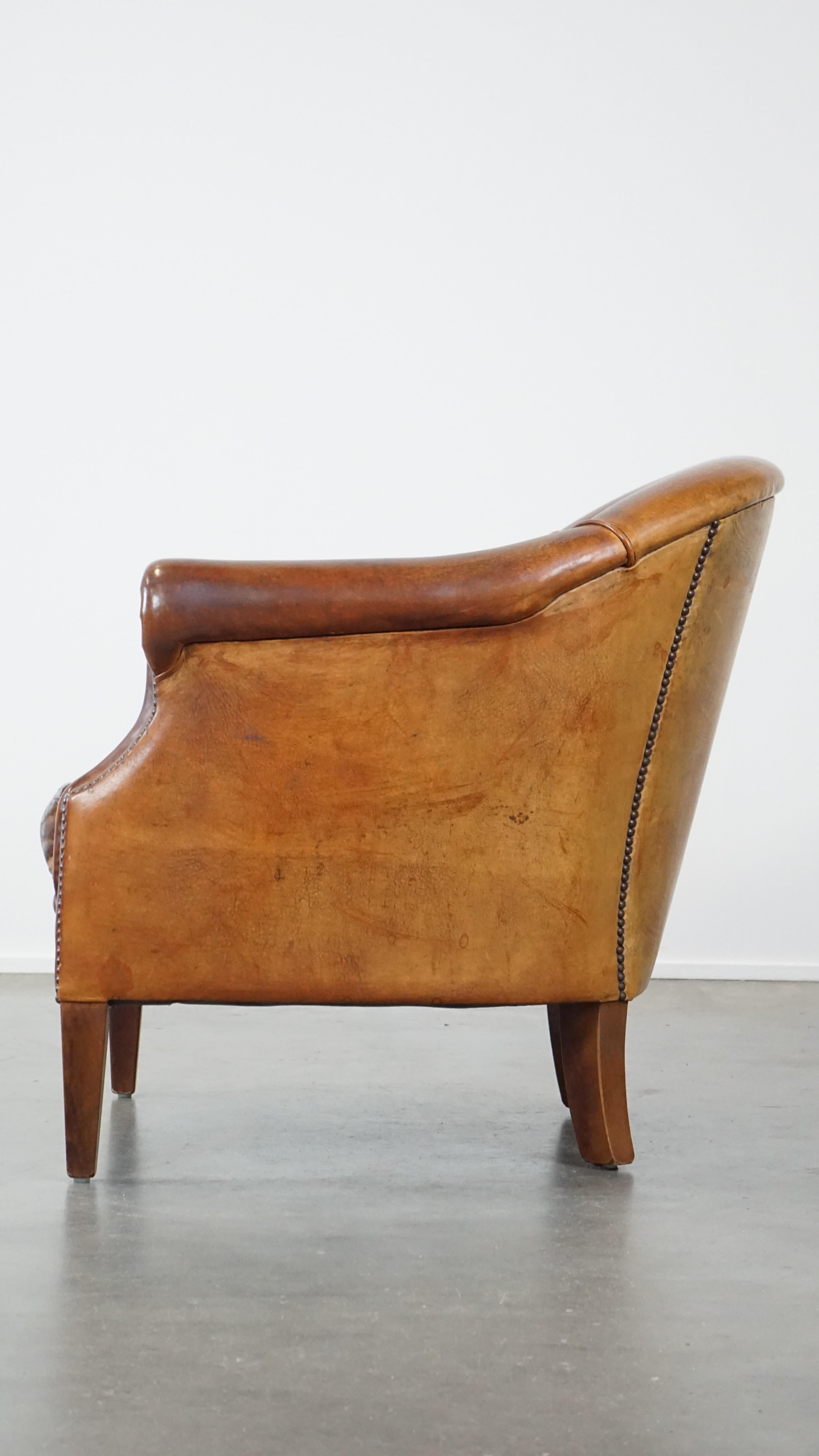 Cuir Un fauteuil club à la fois robuste et confortable en cuir de mouton en vente