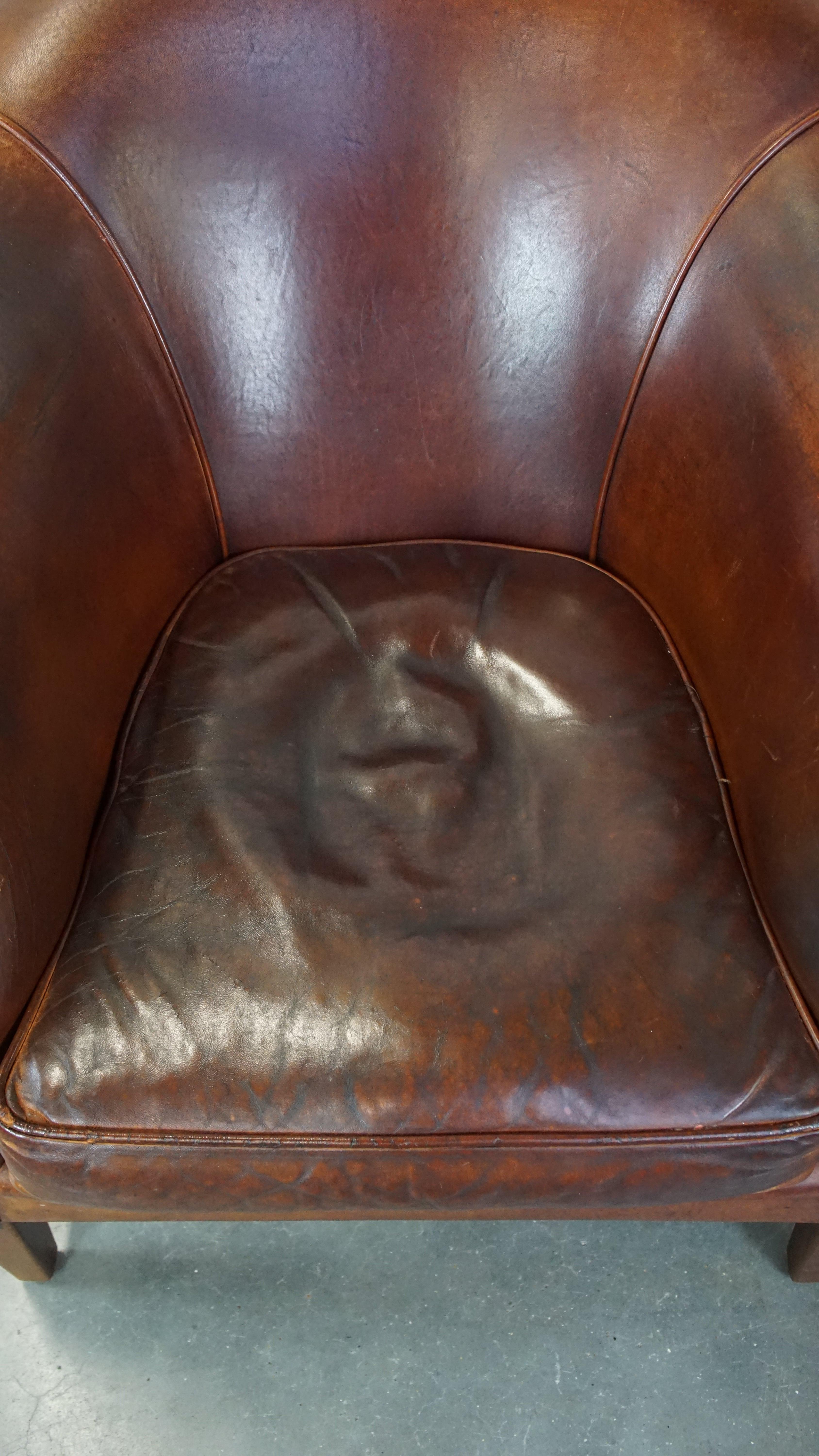 Un fauteuil club à la fois robuste et confortable en cuir de mouton en vente 1