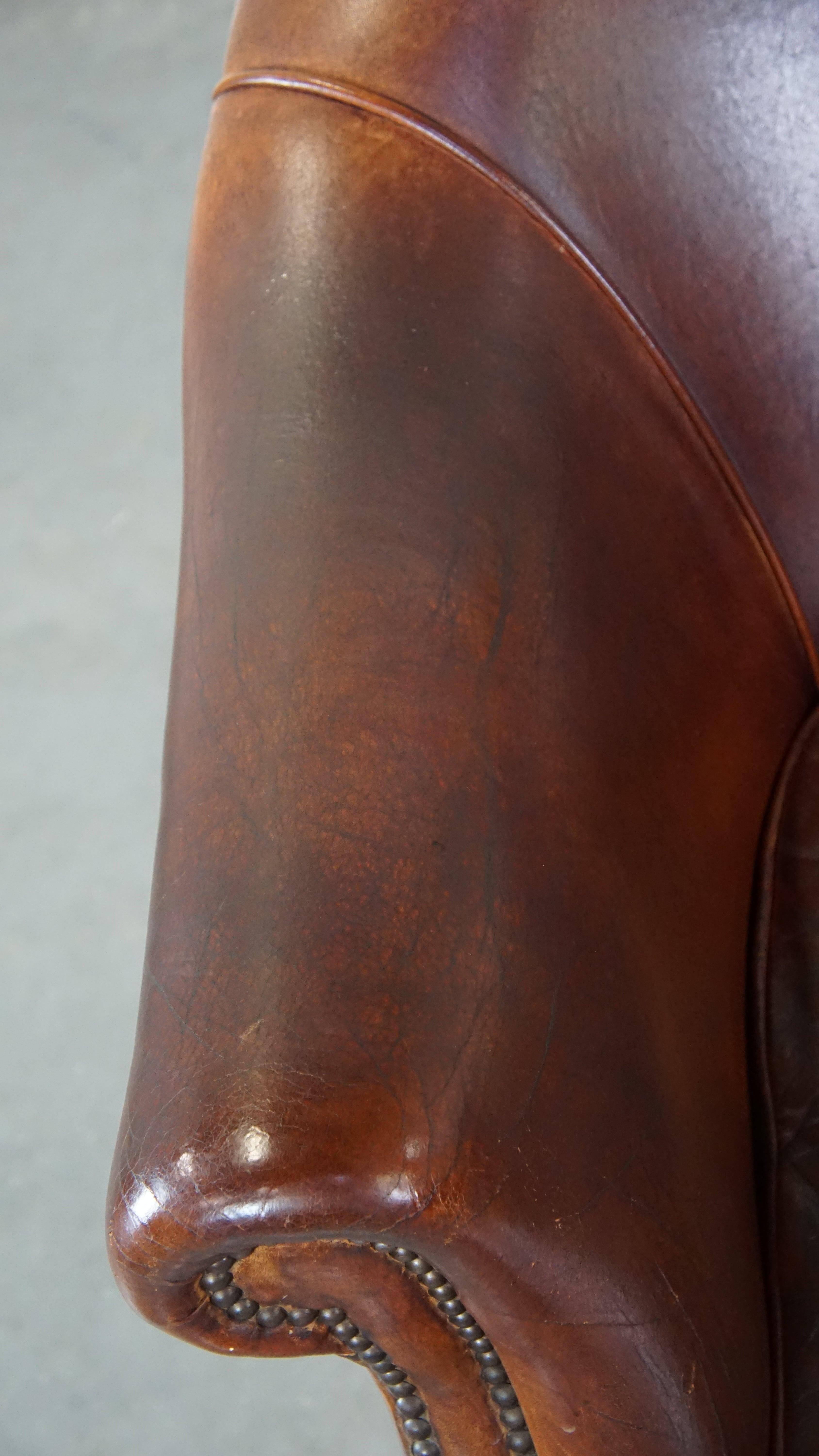 Un fauteuil club à la fois robuste et confortable en cuir de mouton en vente 2