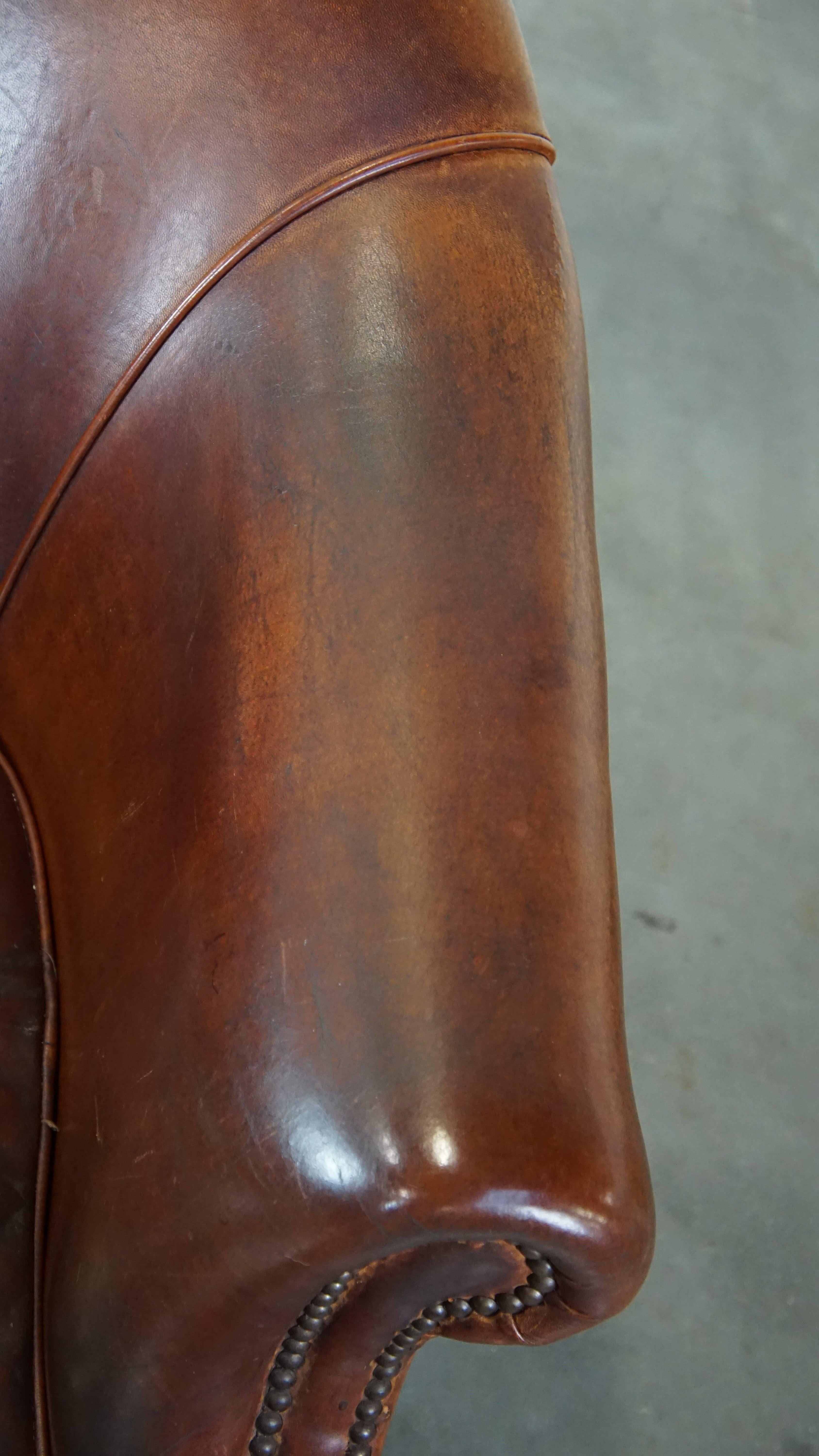 Un fauteuil club à la fois robuste et confortable en cuir de mouton en vente 3
