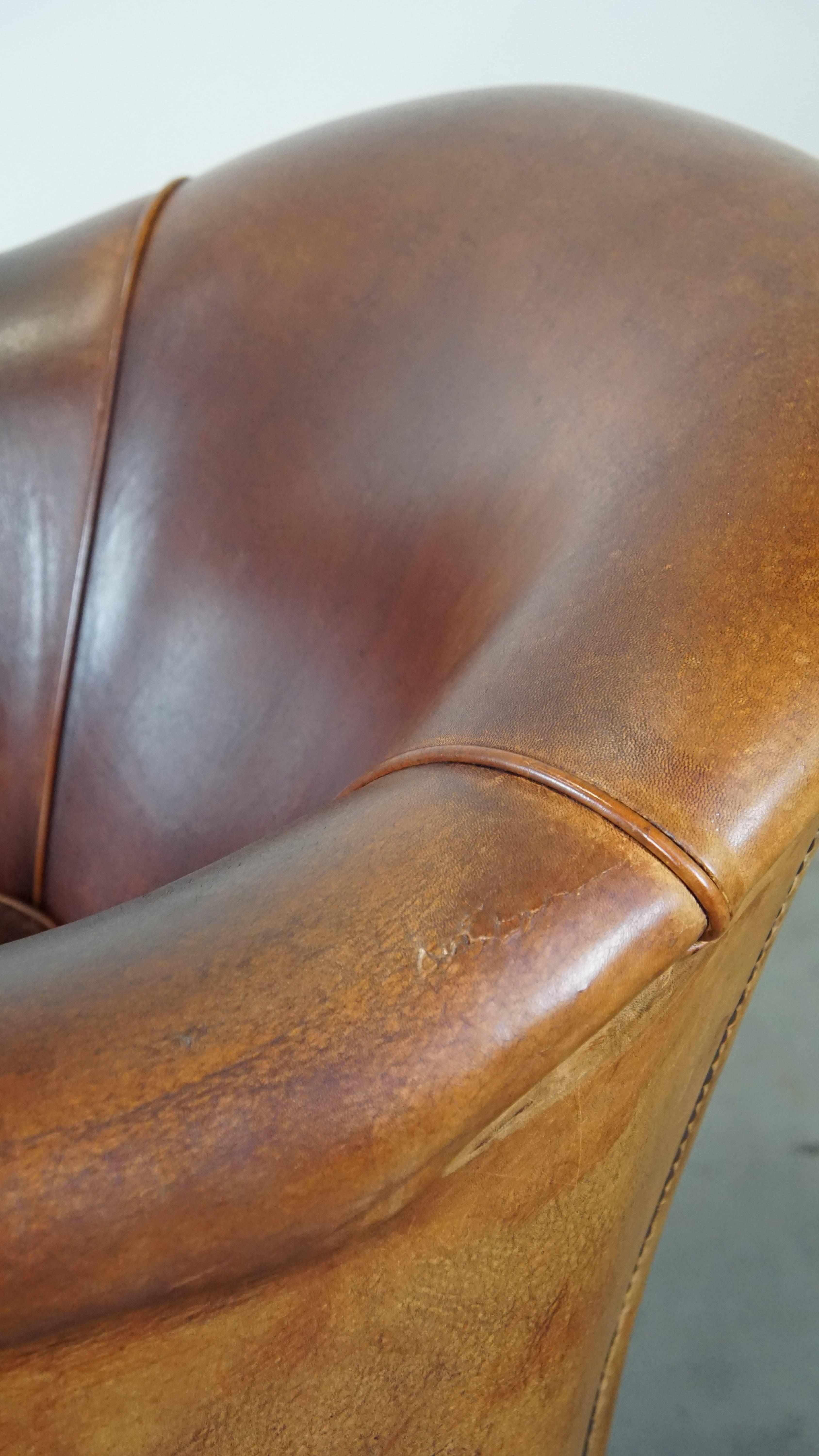 Un fauteuil club à la fois robuste et confortable en cuir de mouton en vente 4