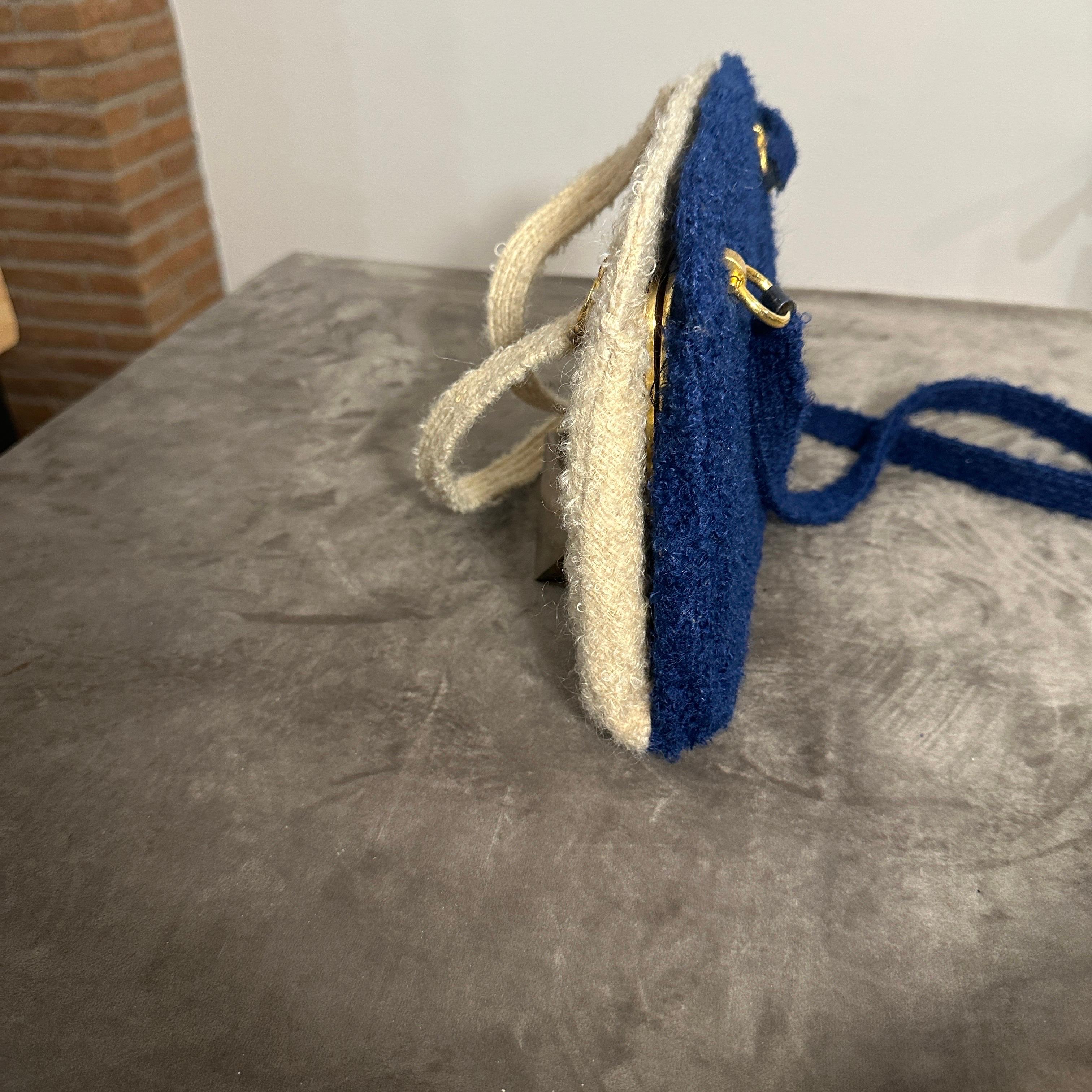 A Stylish 1960s Blue and Creamy Fabric Double-Face Italian Hand-Bag For Sale 4
