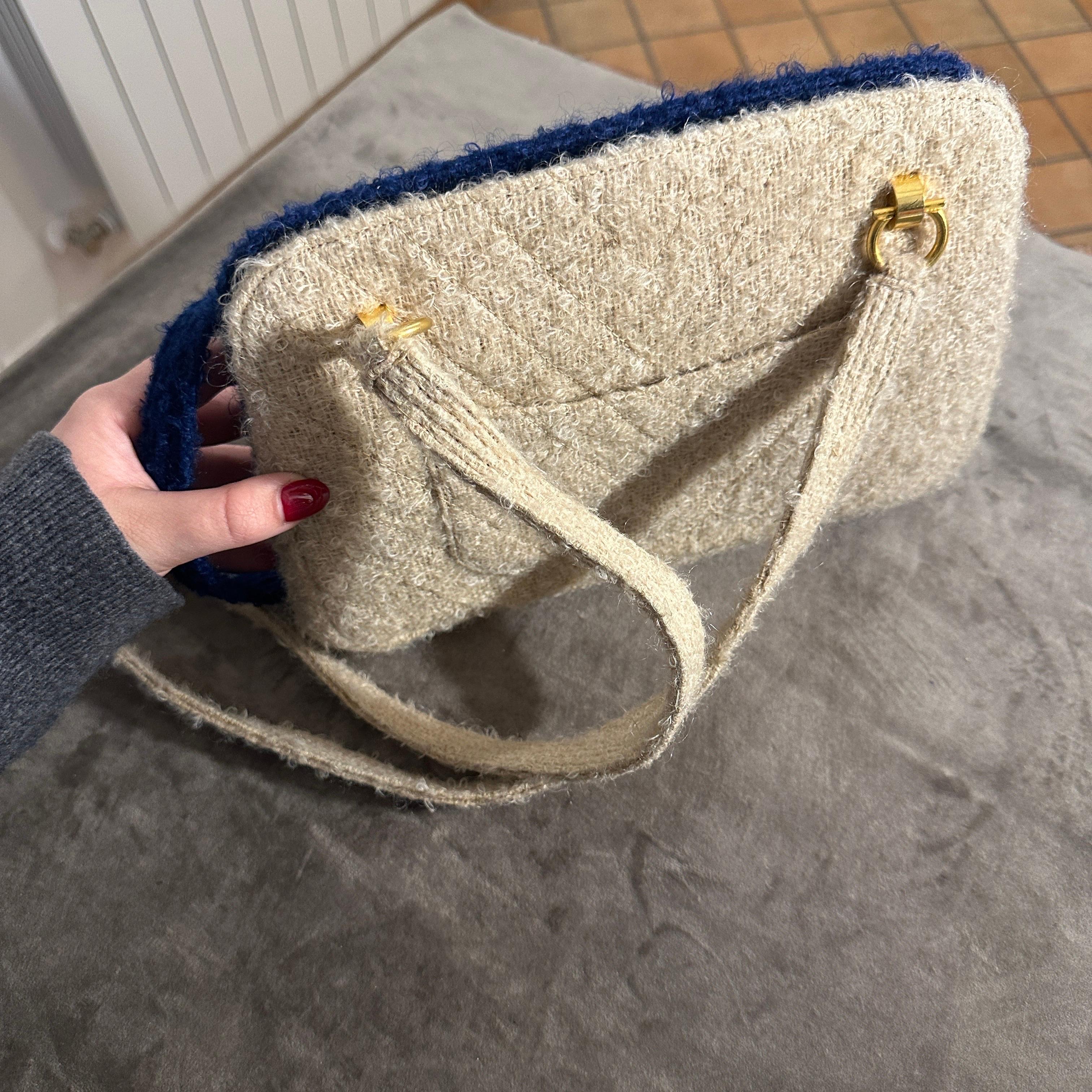 A Stylish 1960s Blue and Creamy Fabric Double-Face Italian Hand-Bag For Sale 5