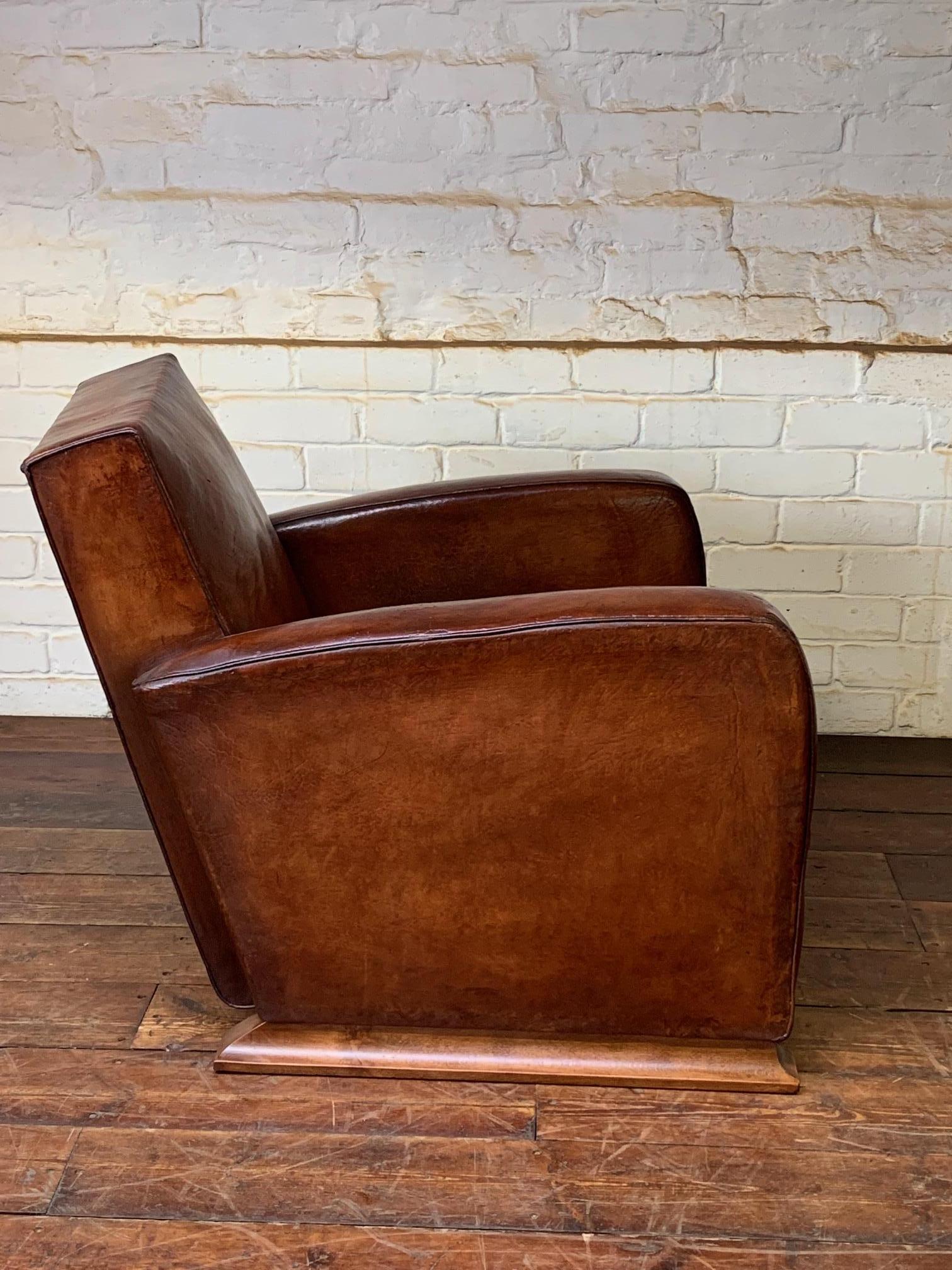 A Stylish and Rare 1930's French Leather Club Chair, Art Deco Model For Sale 4
