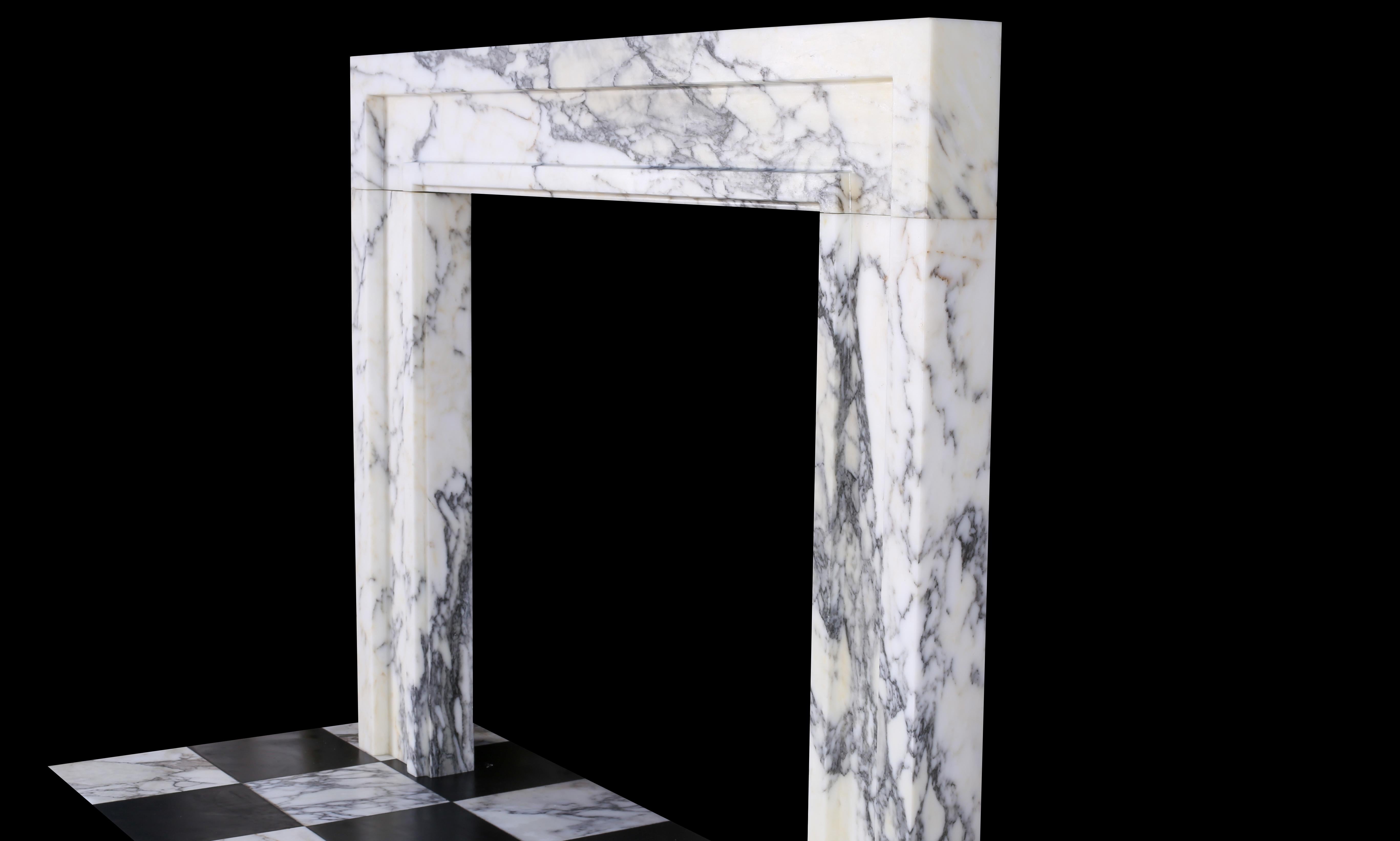 Un Elegante Revestimiento de Chimenea Bolection en Mármol Arabescato Italiano Tallado a mano en venta